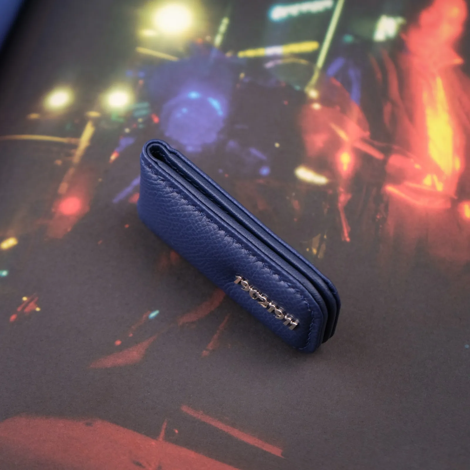Ảnh Studio Kẹp tiền nam châm da Epsom xanh navy và đỏ - Koi Leather