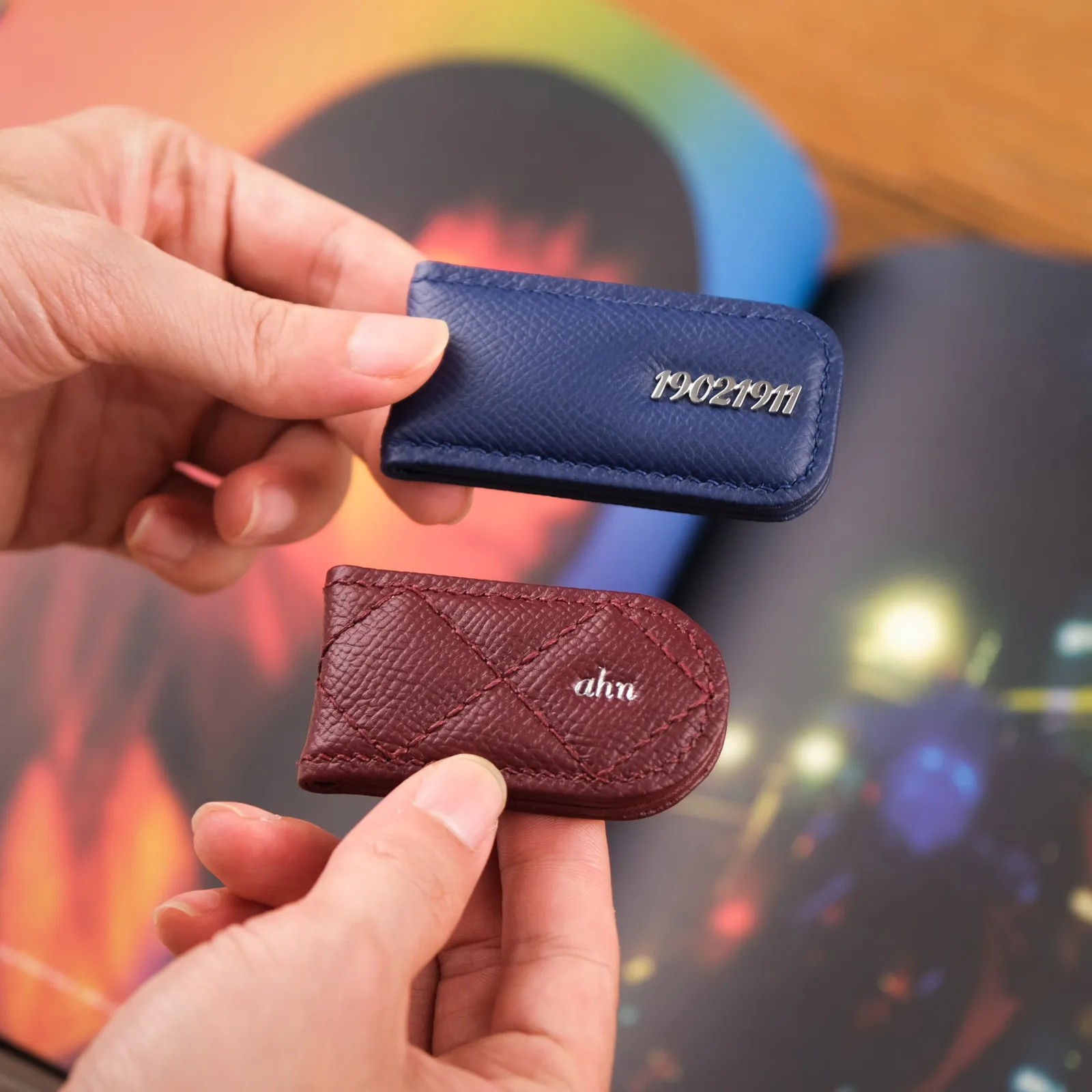 Ảnh Lifestyle Kẹp tiền nam châm da Epsom xanh navy và đỏ - Koi Leather
