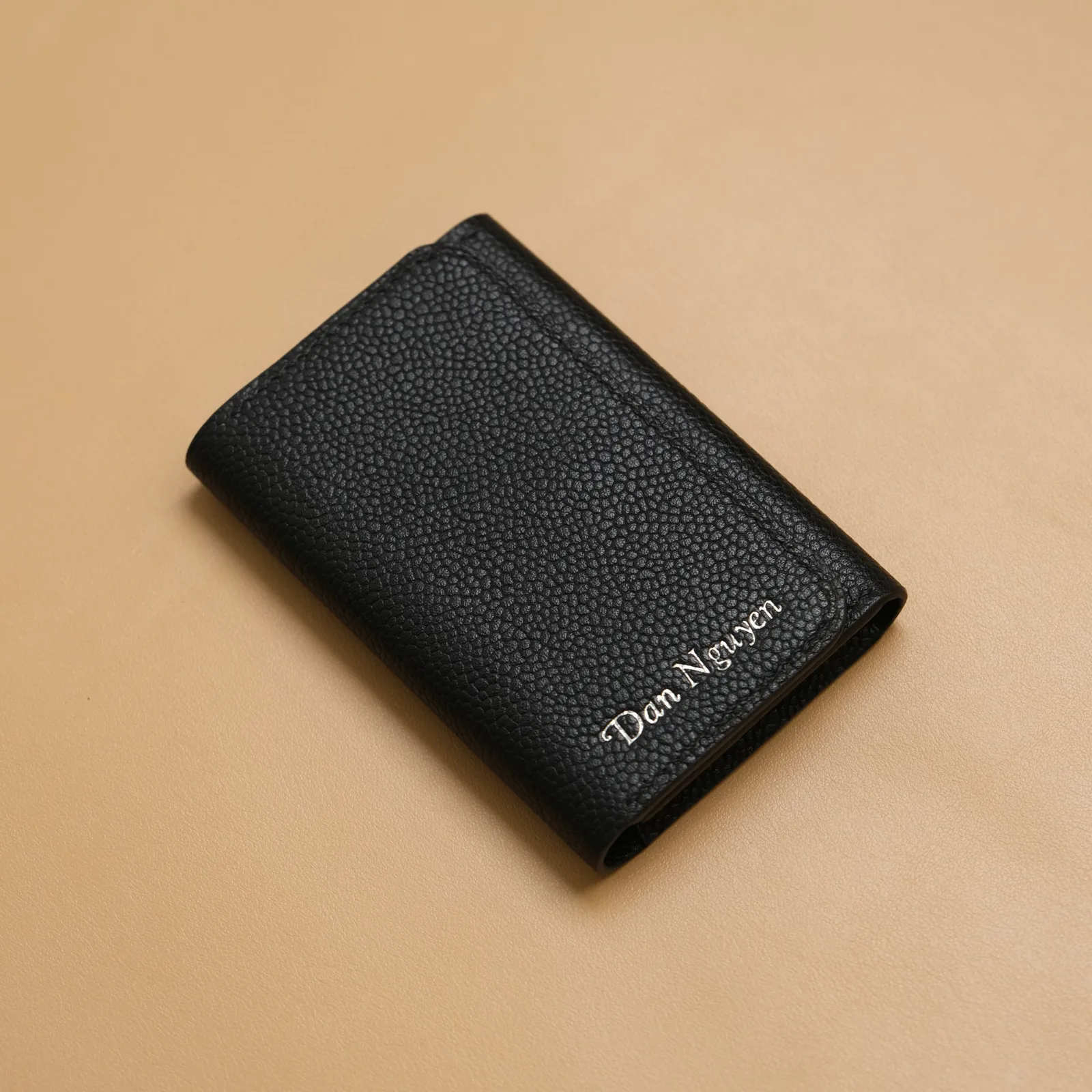 Ảnh Studio Card holder da hạt nắp gập nút bấm màu đen - Koi Leather