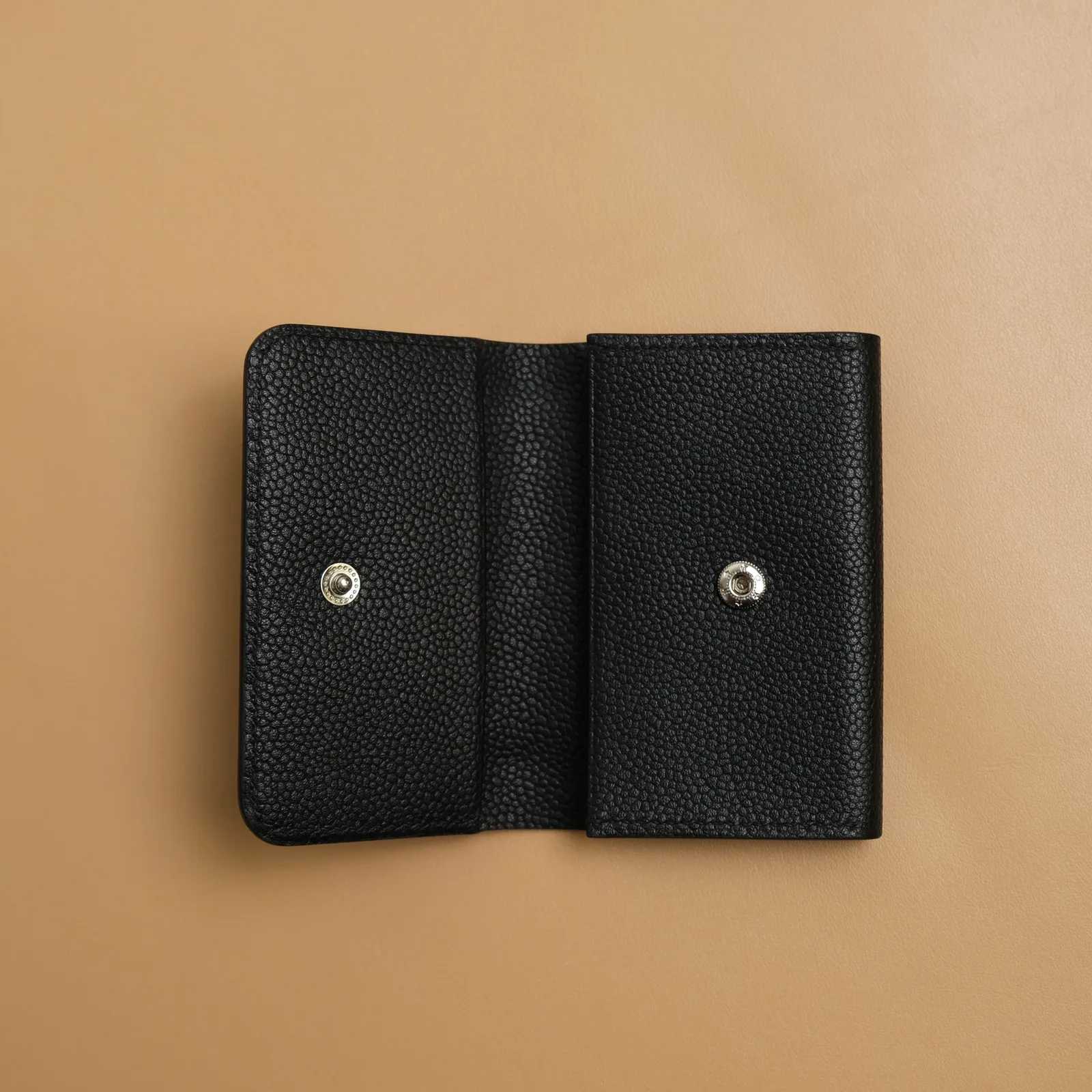 Ảnh Studio Card holder da hạt nắp gập nút bấm màu đen - Koi Leather