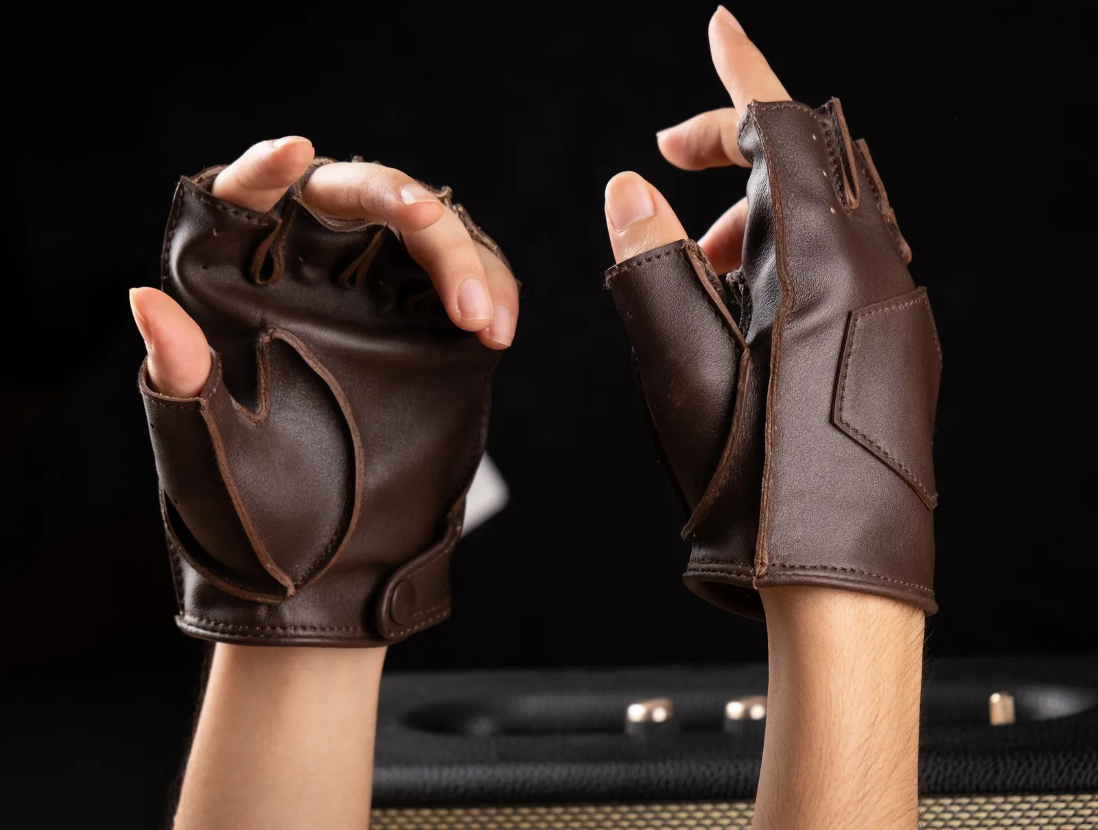Ảnh Lifestyle Găng tay da hở ngón màu nâu đậm - Koi Leather