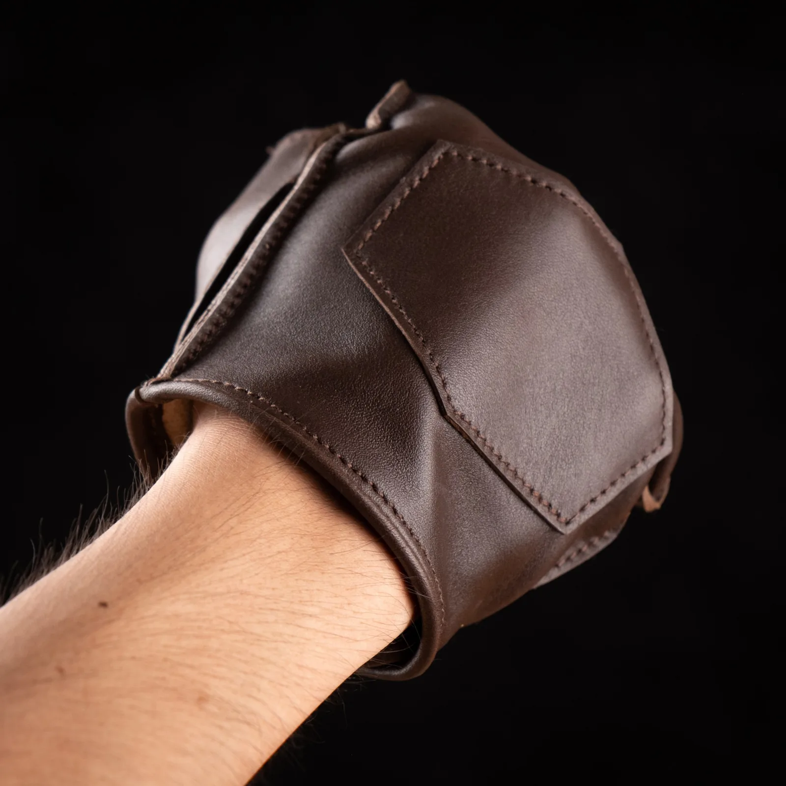 Ảnh Lifestyle Găng tay da hở ngón màu nâu đậm - Koi Leather
