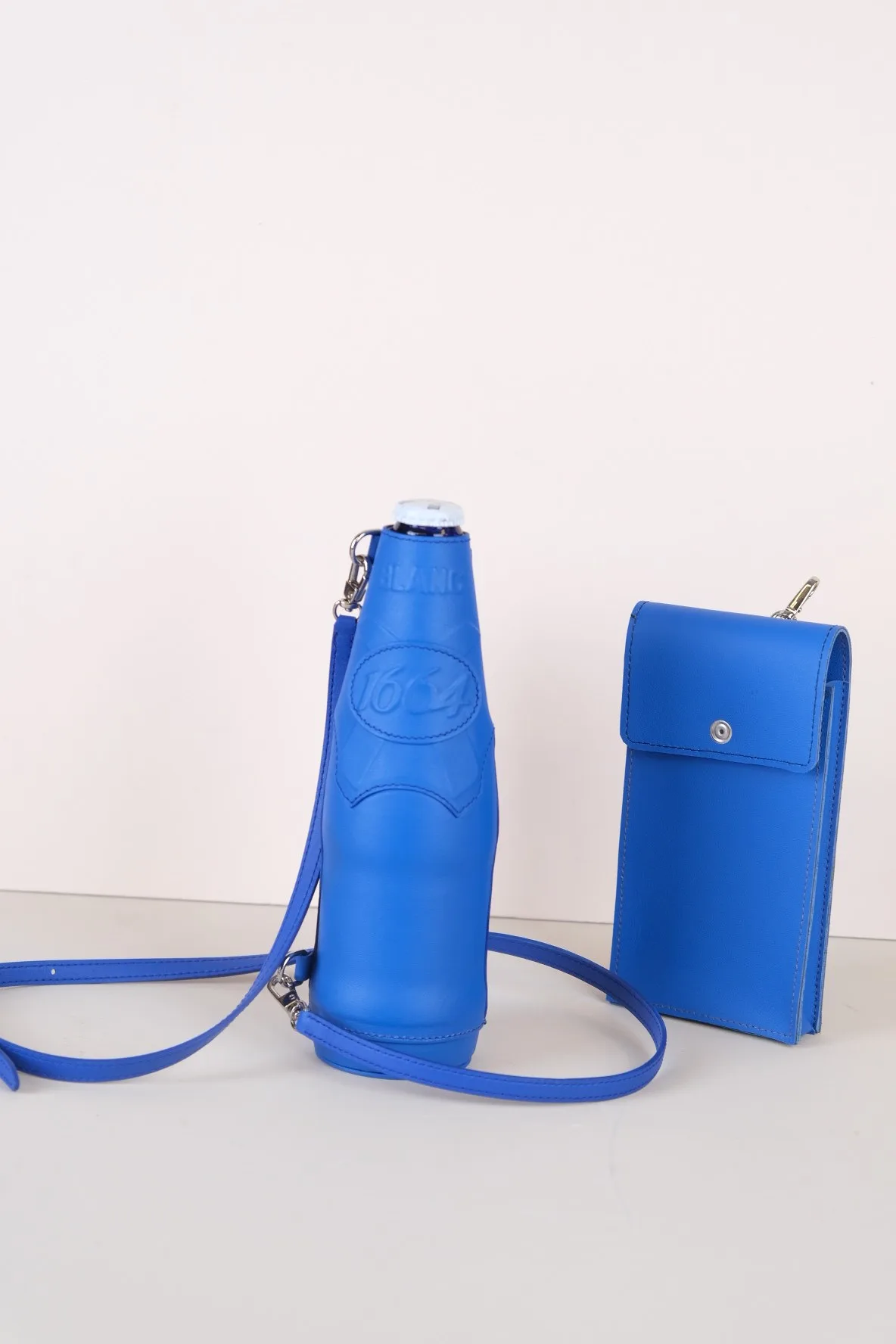 Ảnh Studio Set bọc chai và túi điện thoại da bò màu xanh dương - Koi Leather