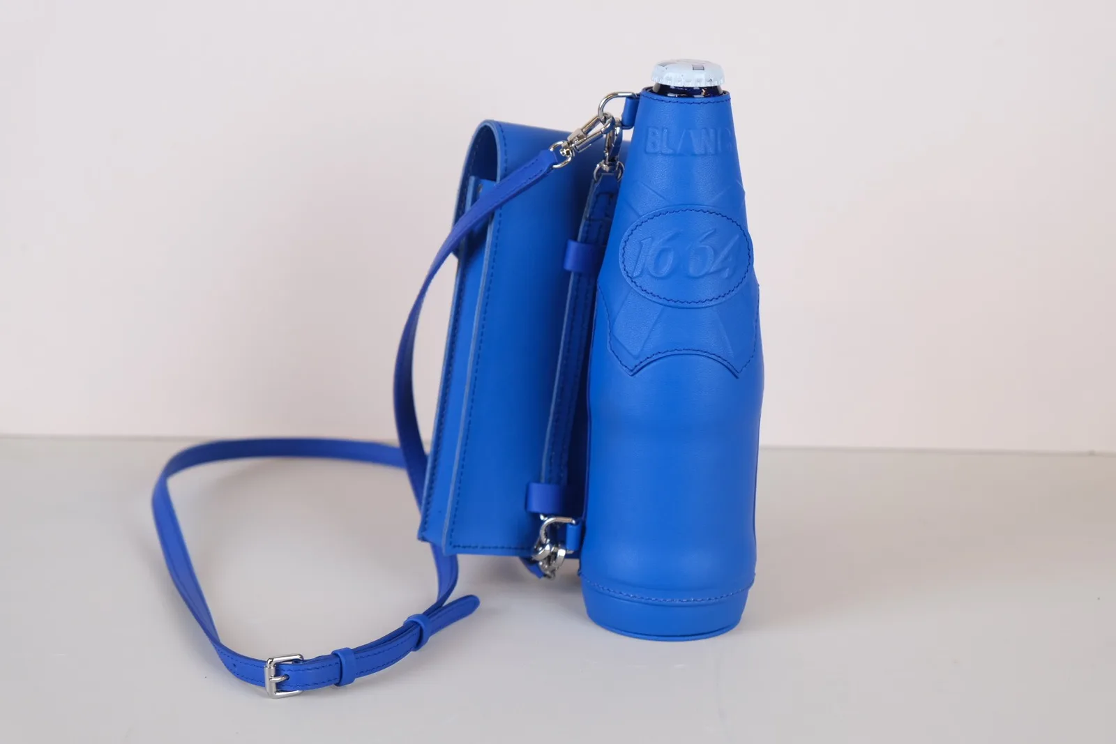 Ảnh Studio Set bọc chai và túi điện thoại da bò màu xanh dương - Koi Leather