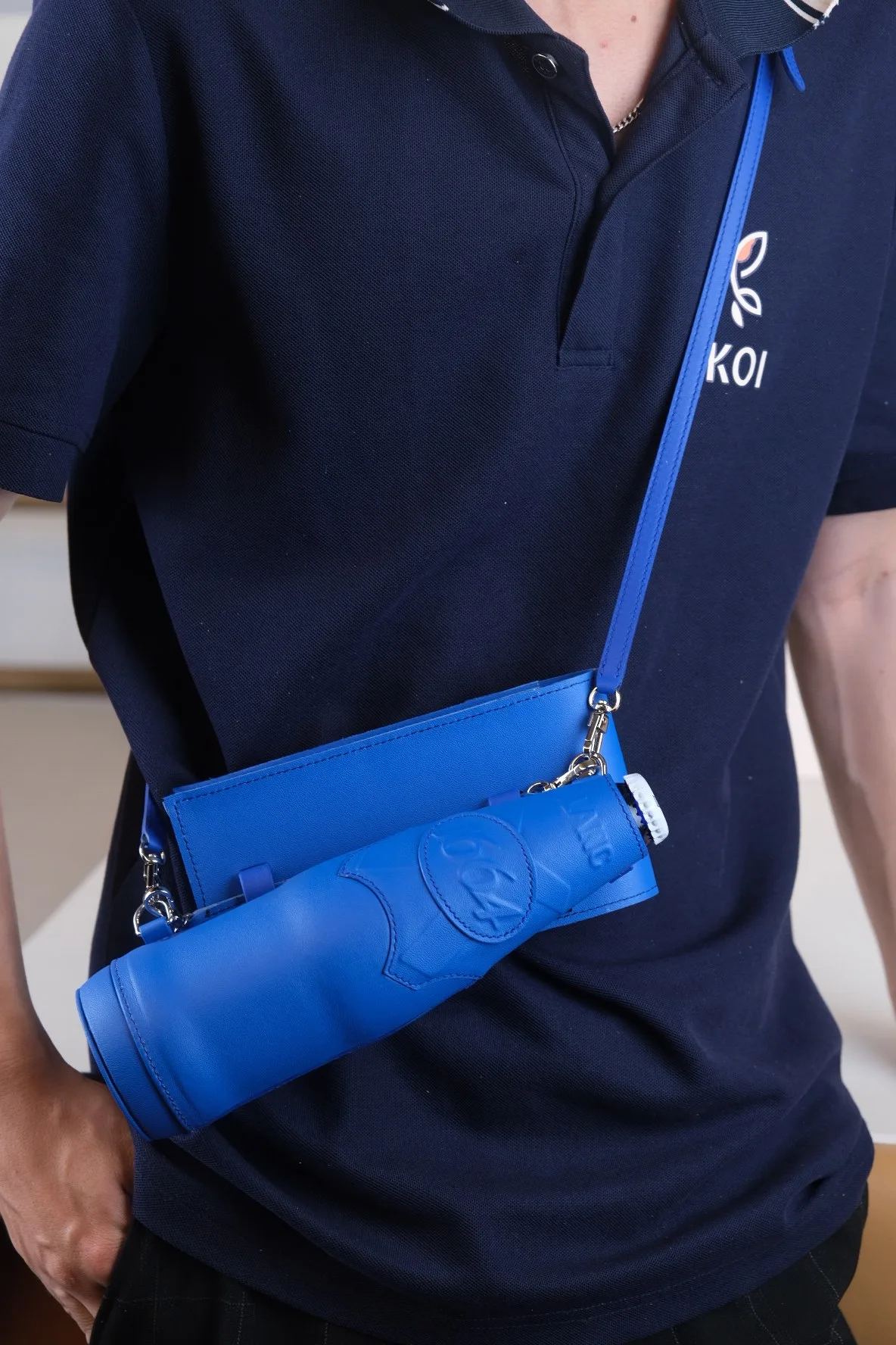 Ảnh Lifestyle Set bọc chai và túi điện thoại da bò màu xanh dương - Koi Leather