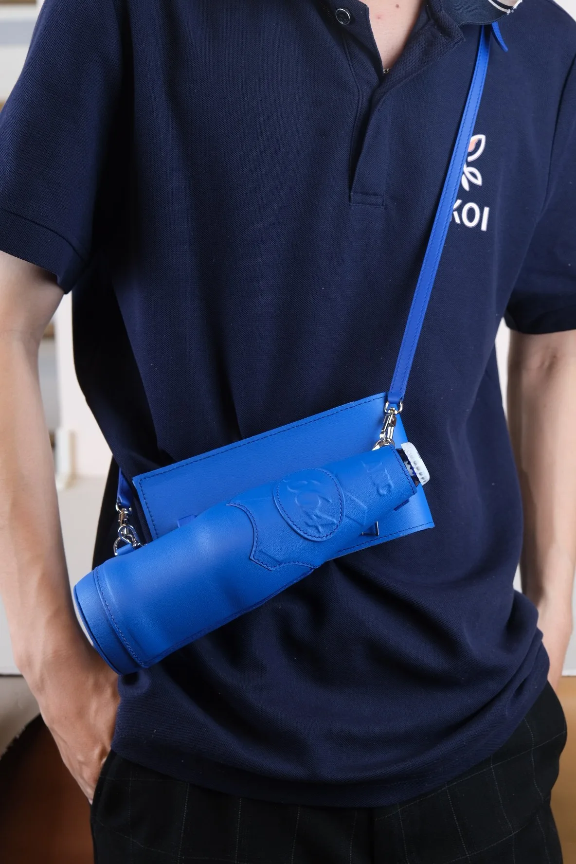 Ảnh Lifestyle Set bọc chai và túi điện thoại da bò màu xanh dương - Koi Leather