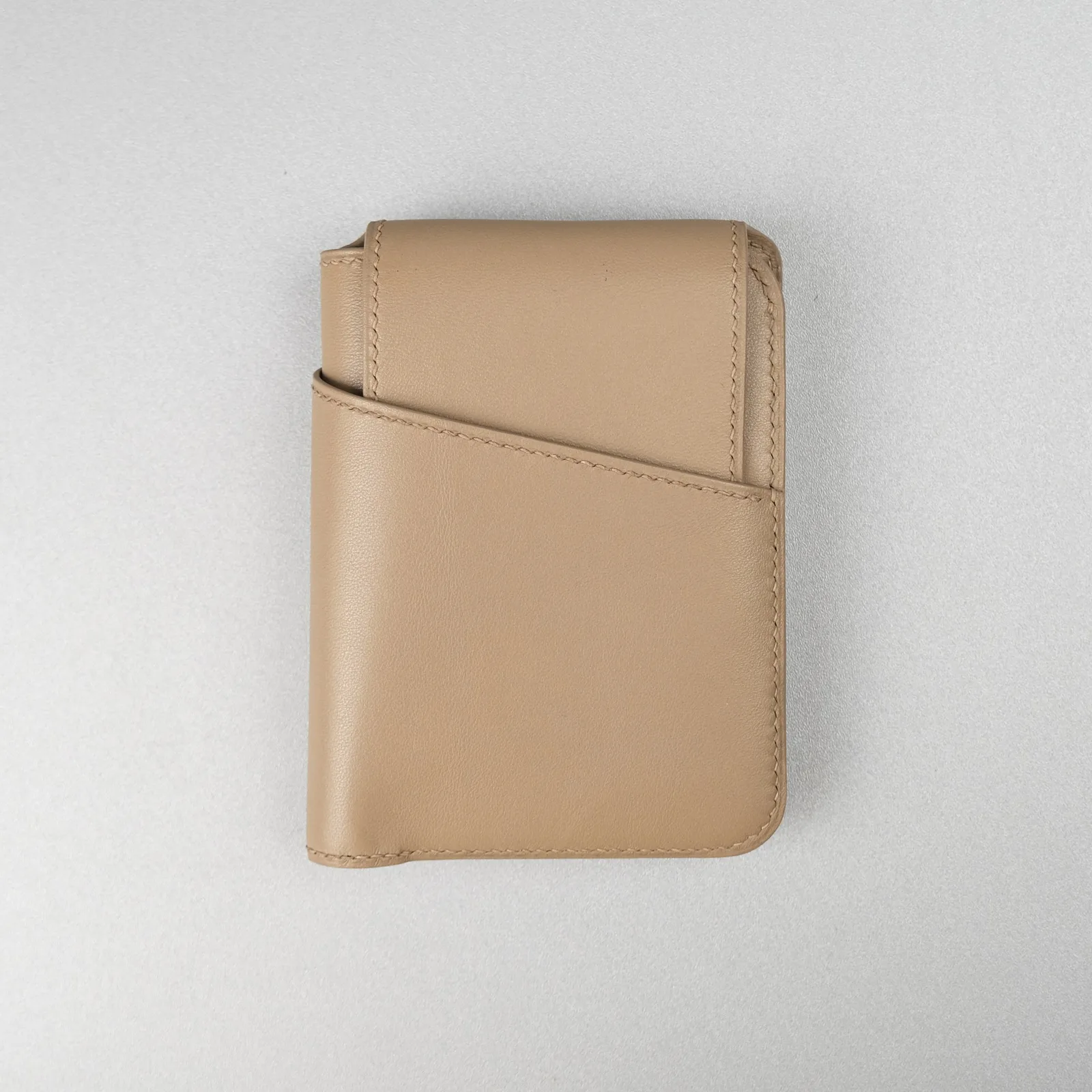 Ảnh Studio Ví gập ba da Swift màu xám taupe nắp cài - Koi Leather