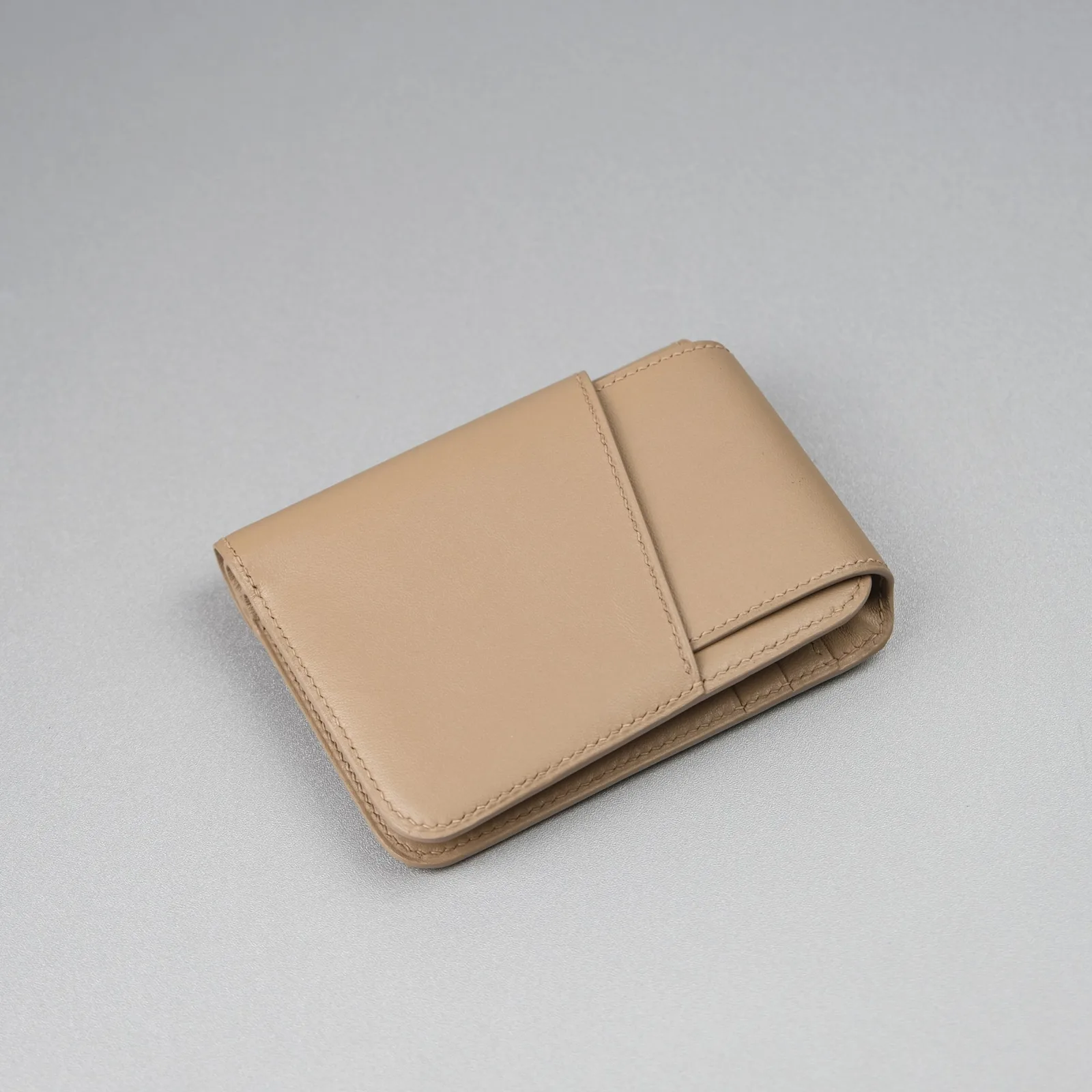 Ảnh Studio Ví gập ba da Swift màu xám taupe nắp cài - Koi Leather