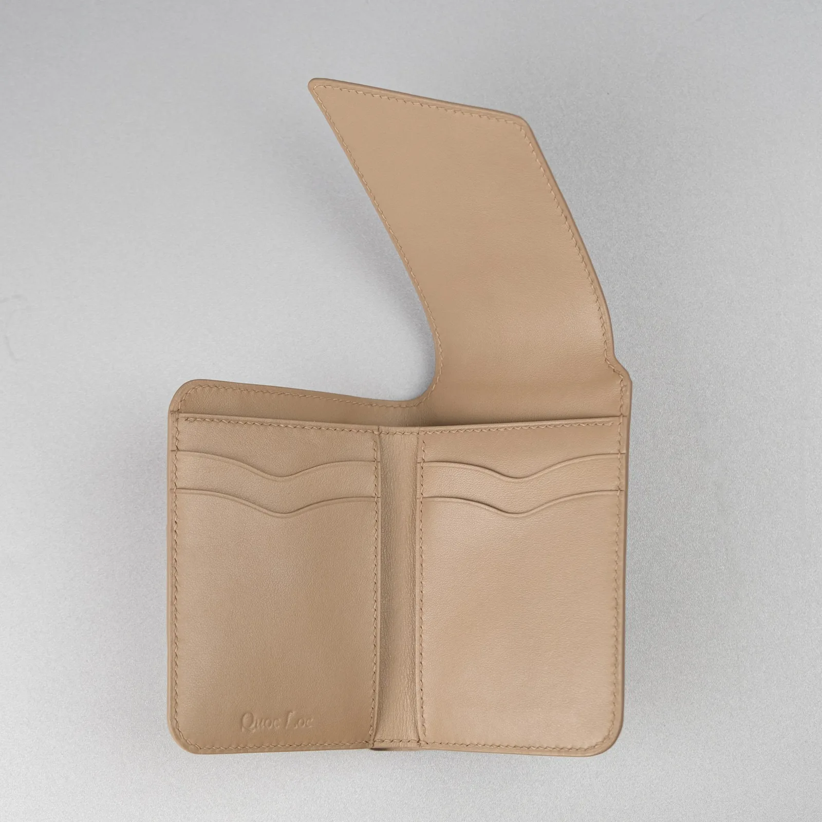 Ảnh Studio Ví gập ba da Swift màu xám taupe nắp cài - Koi Leather