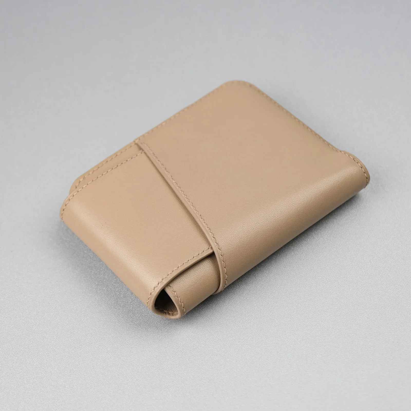 Ảnh Studio Ví gập ba da Swift màu xám taupe nắp cài - Koi Leather