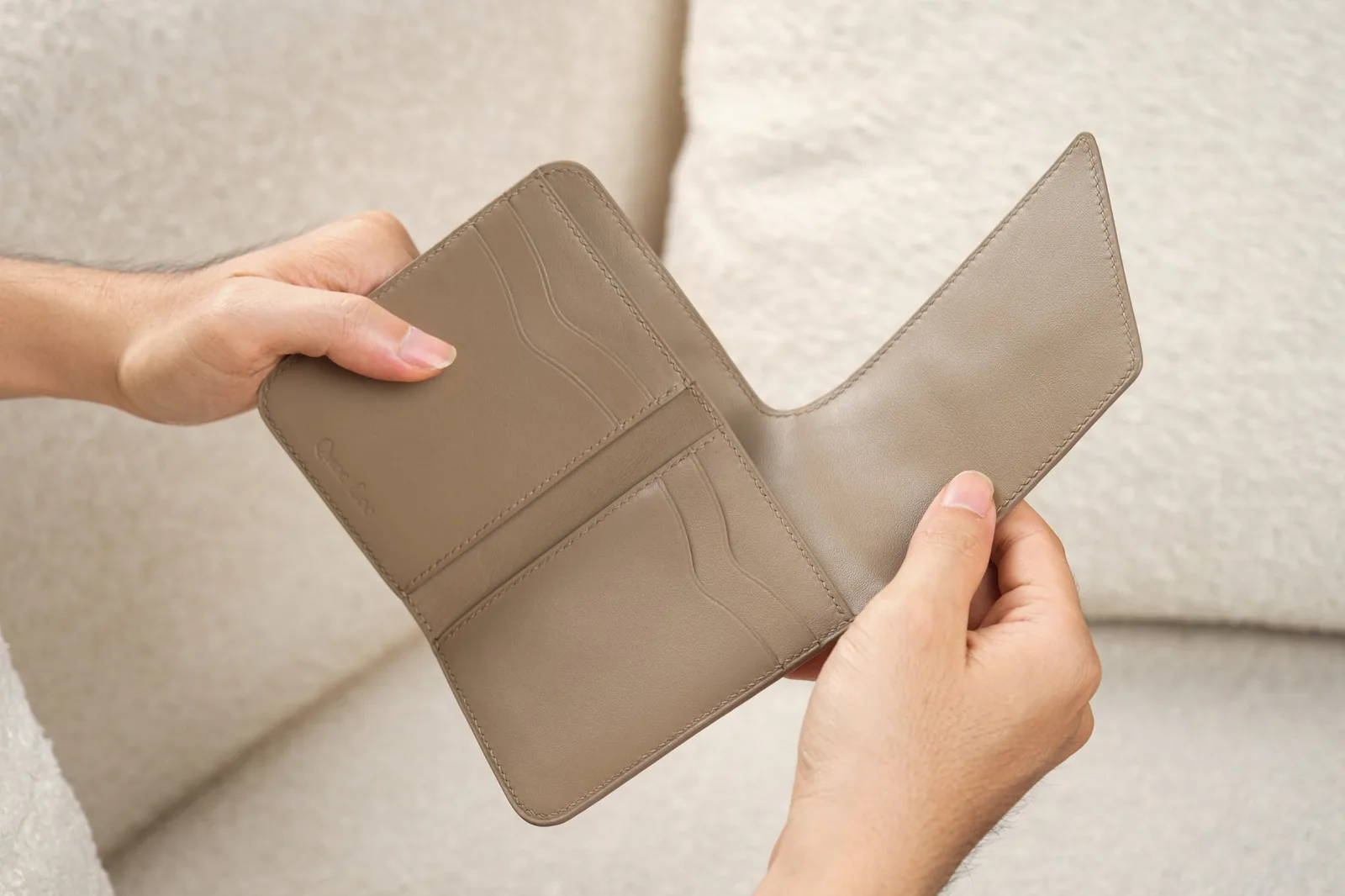 Ảnh Lifestyle Ví gập ba da Swift màu xám taupe nắp cài - Koi Leather