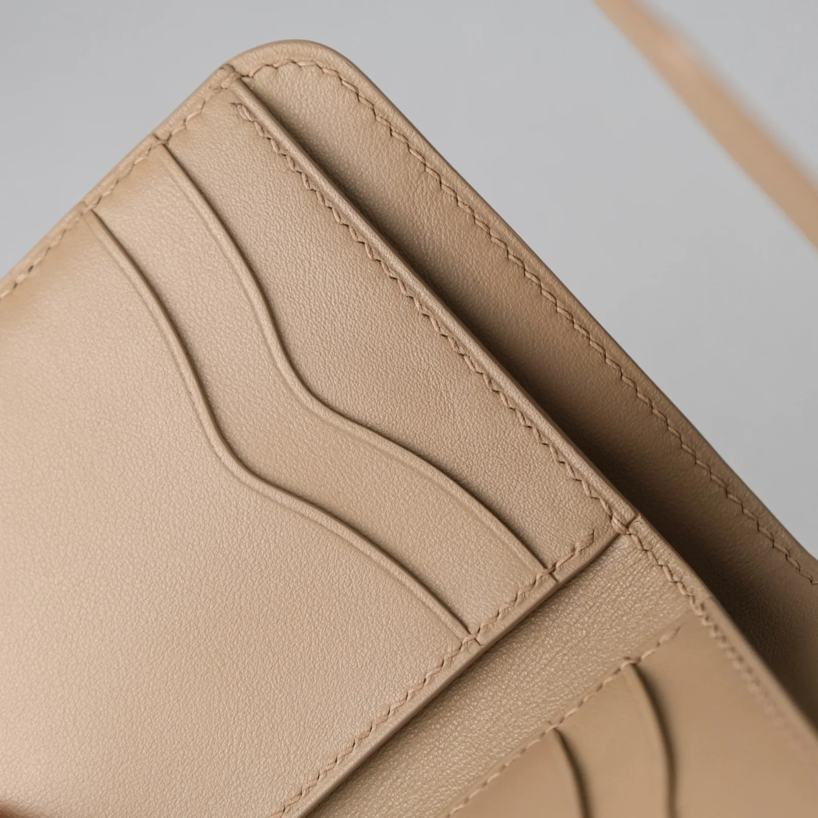 Ảnh Studio Ví gập ba da Swift màu xám taupe nắp cài - Koi Leather