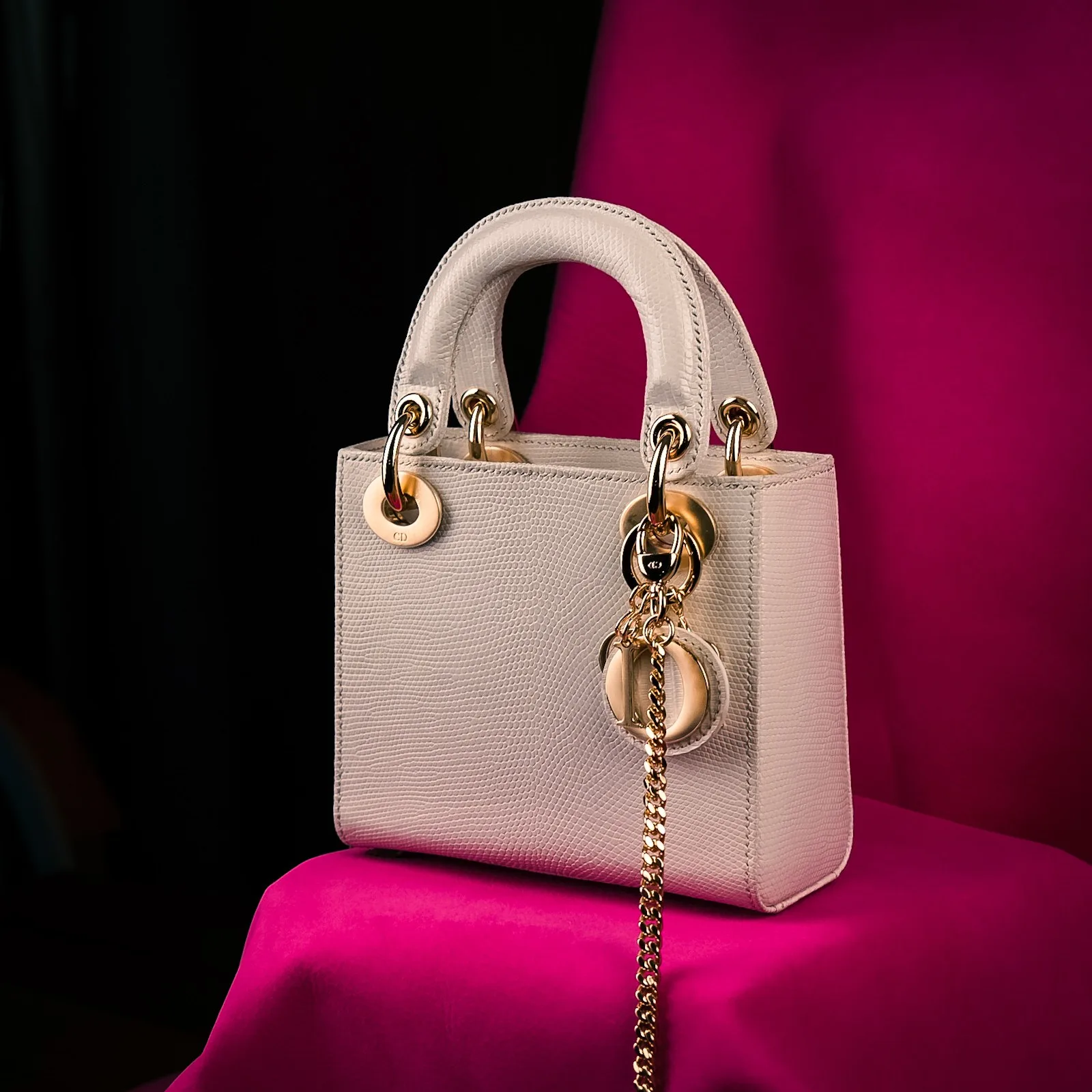 Ảnh Studio Túi xách da kỳ đà màu trắng dáng hộp quai xách kèm quai xích - Koi Leather