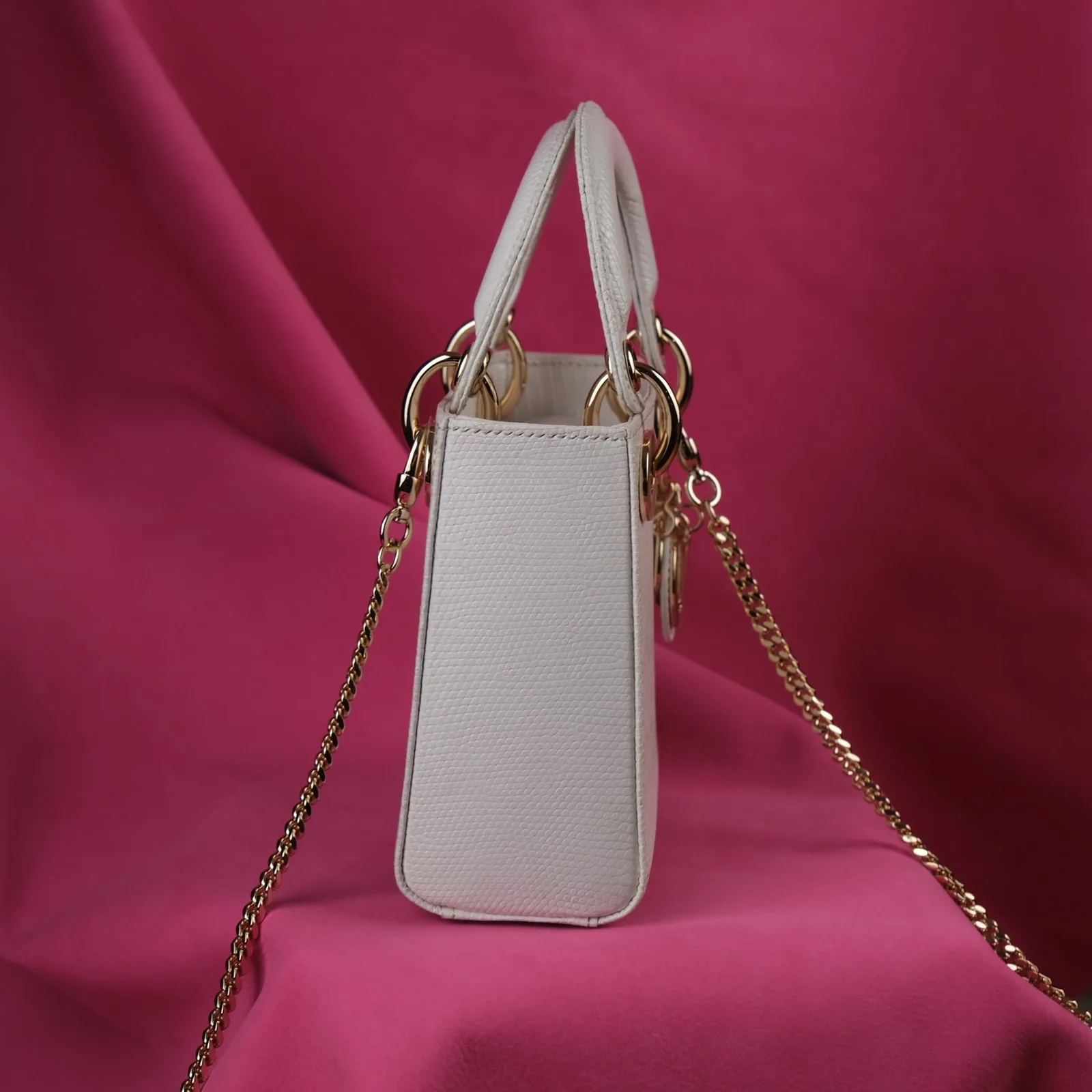 Ảnh Studio Túi xách da kỳ đà màu trắng dáng hộp quai xách kèm quai xích - Koi Leather