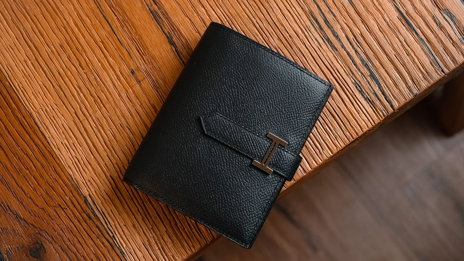 Ảnh Studio Ví gập đôi da Epsom màu đen quai cài kim loại - Koi Leather