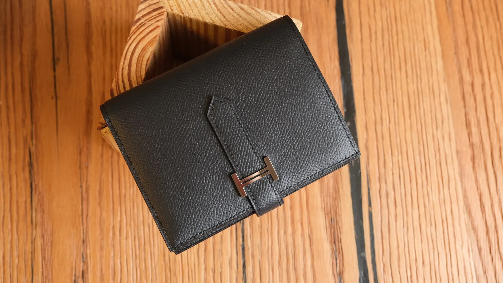 Ảnh Studio Ví gập đôi da Epsom màu đen quai cài kim loại - Koi Leather