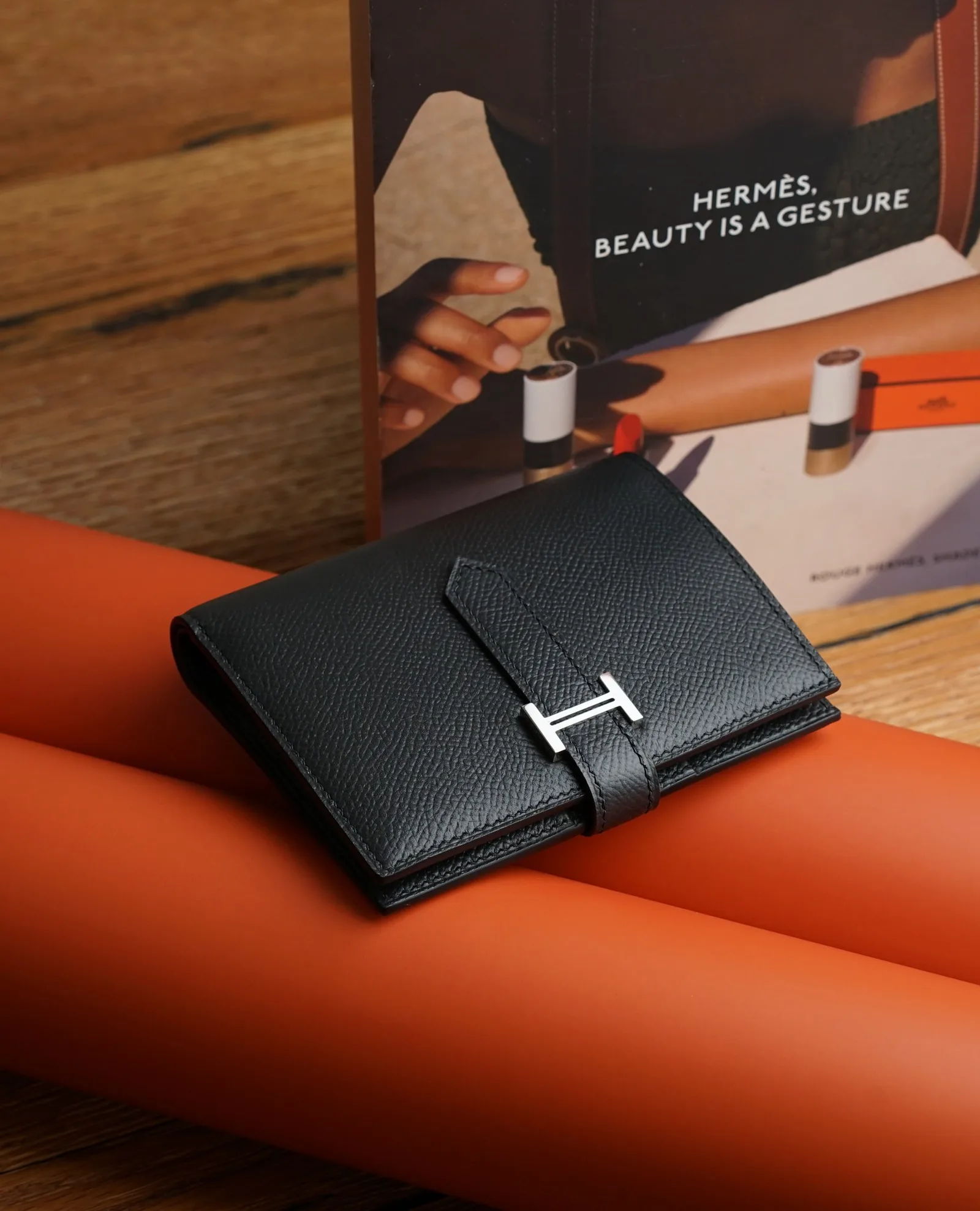 Ảnh Lifestyle Ví gập đôi da Epsom màu đen quai cài kim loại - Koi Leather