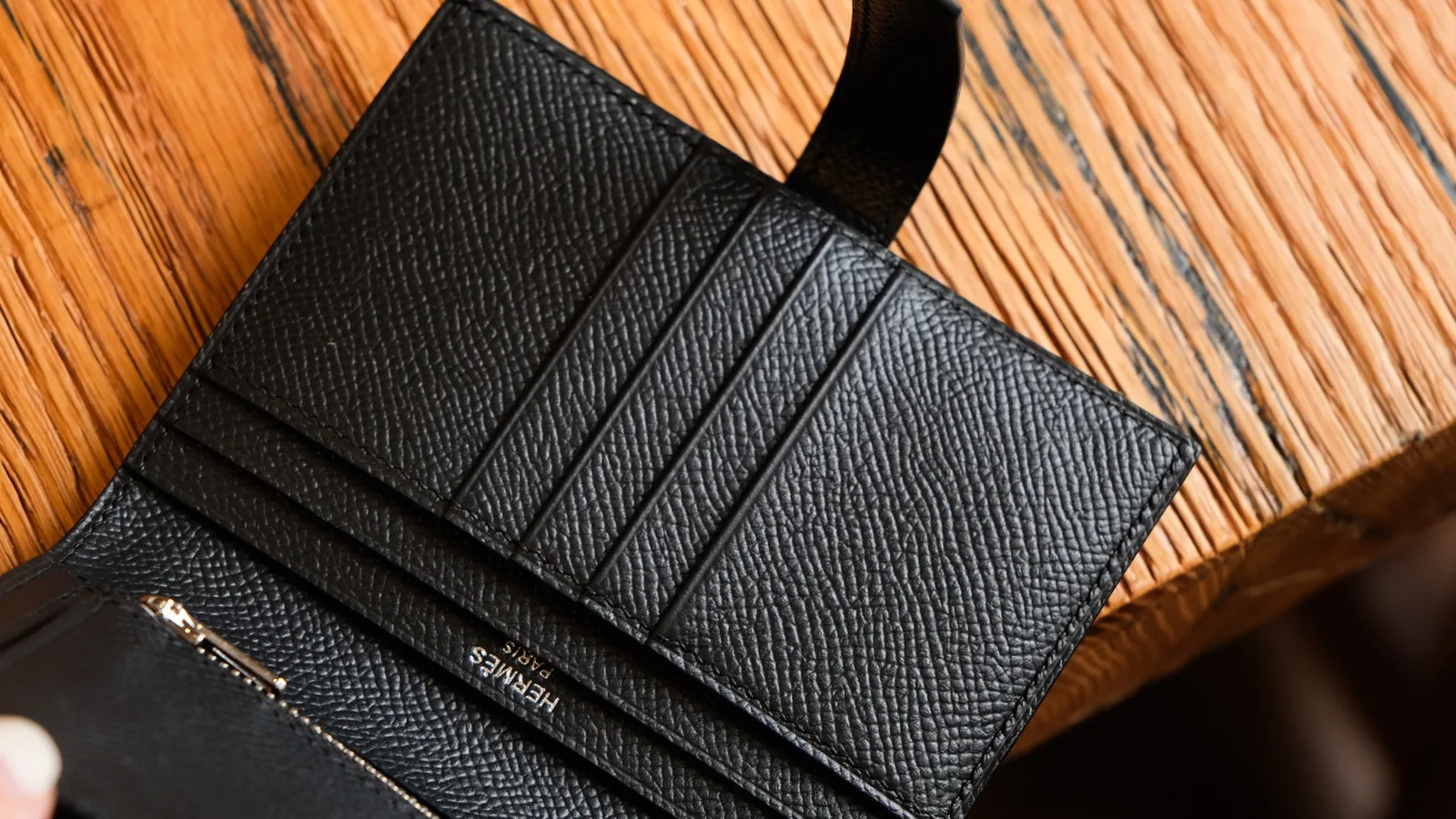 Ảnh Studio Ví gập đôi da Epsom màu đen quai cài kim loại - Koi Leather