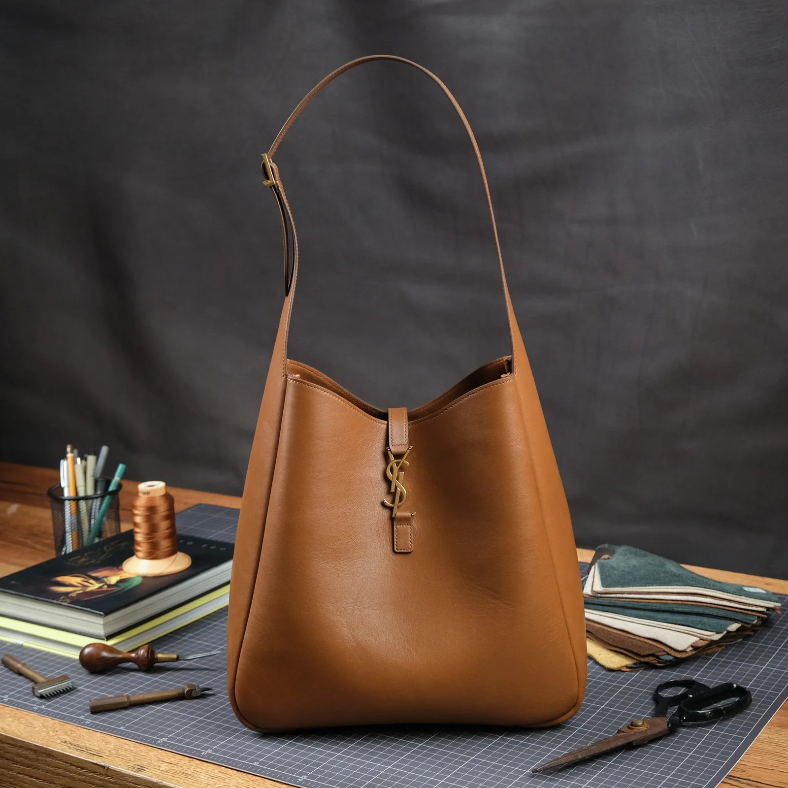 Ảnh Studio Túi hobo đeo vai da bò màu vàng bò khóa móc - Koi Leather