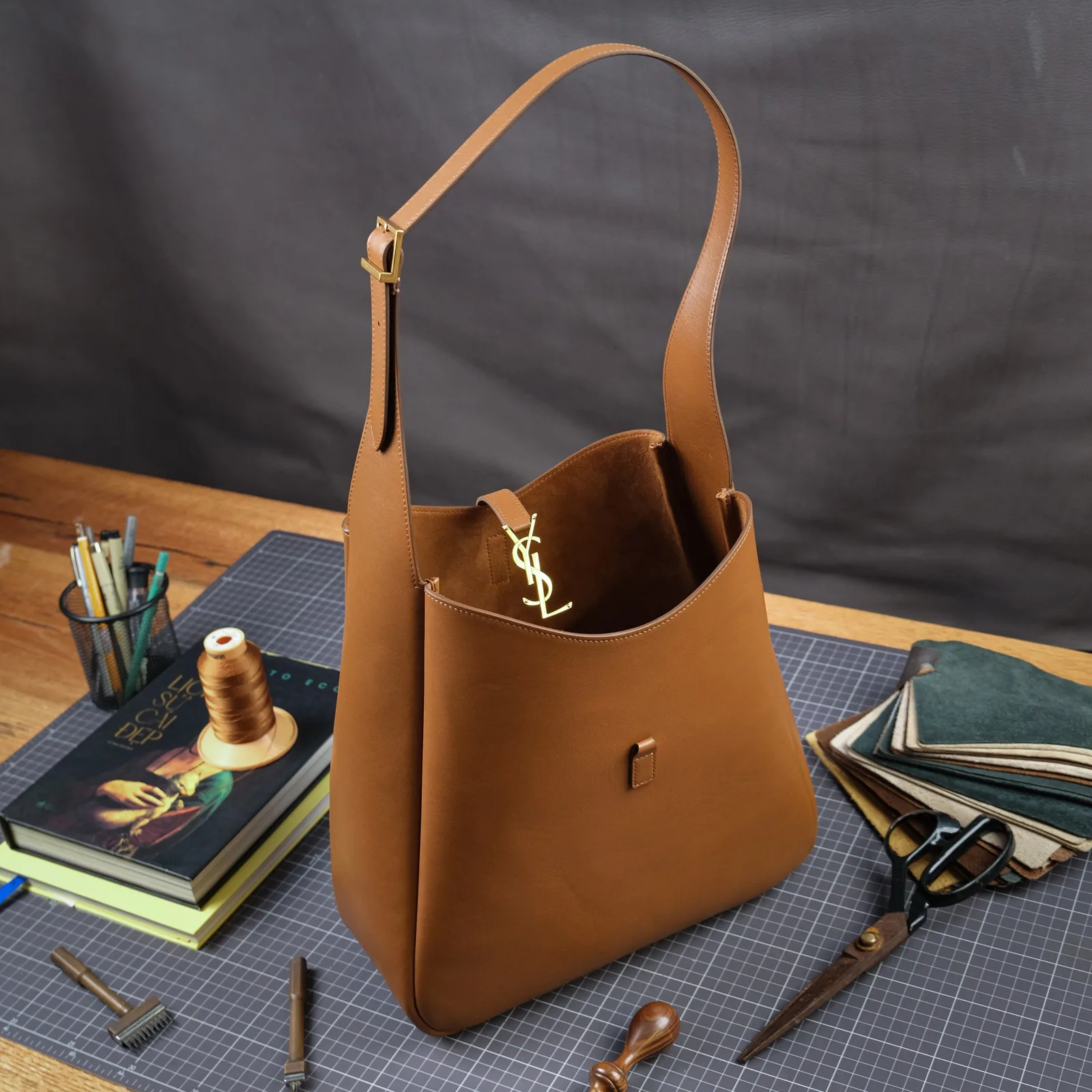 Ảnh Studio Túi hobo đeo vai da bò màu vàng bò khóa móc - Koi Leather