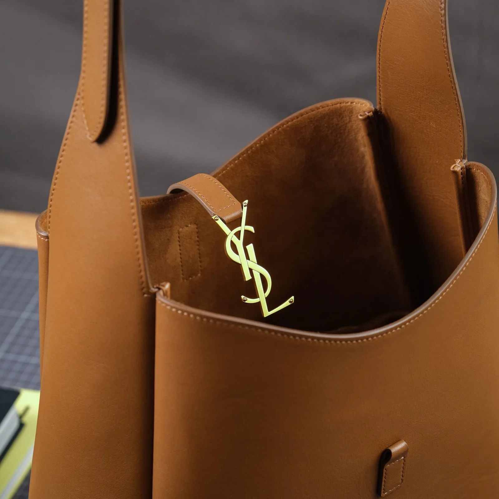 Ảnh Studio Túi hobo đeo vai da bò màu vàng bò khóa móc - Koi Leather