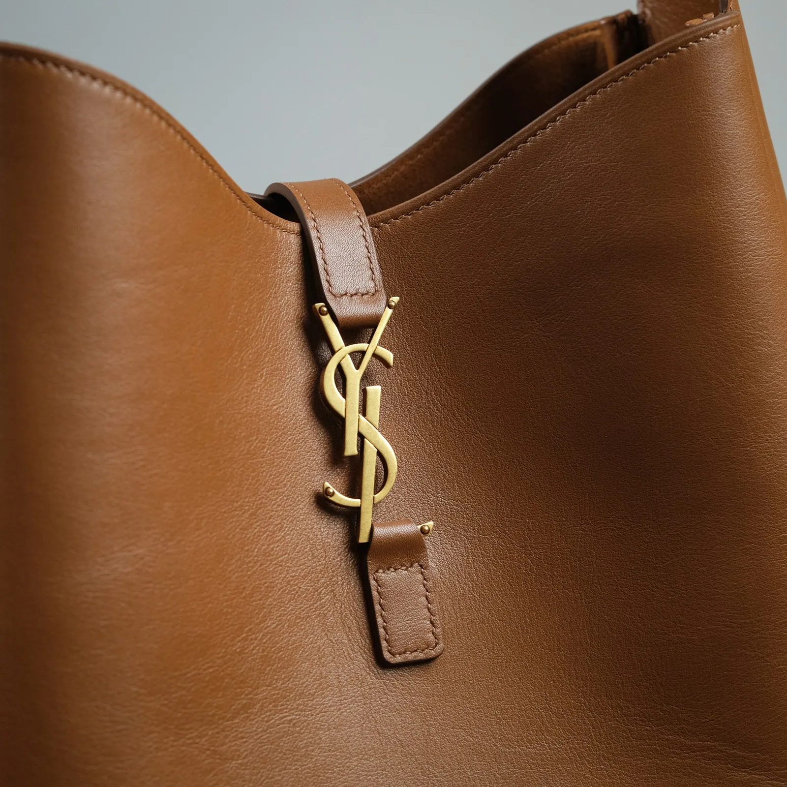 Ảnh Studio Túi hobo đeo vai da bò màu vàng bò khóa móc - Koi Leather