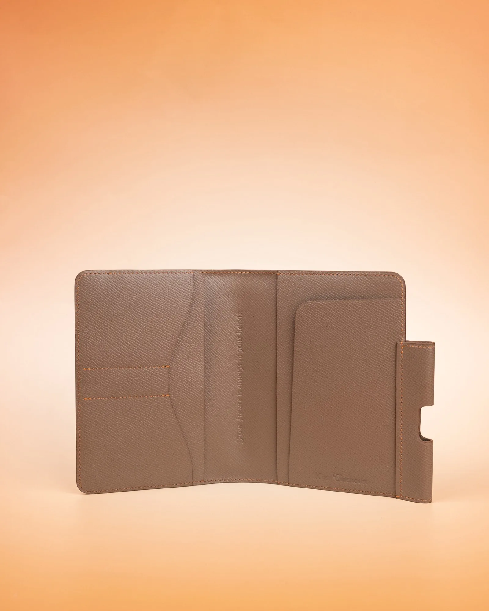 Ảnh Studio Bìa da sổ tay Epsom màu taupe có khe gài bút - Koi Leather