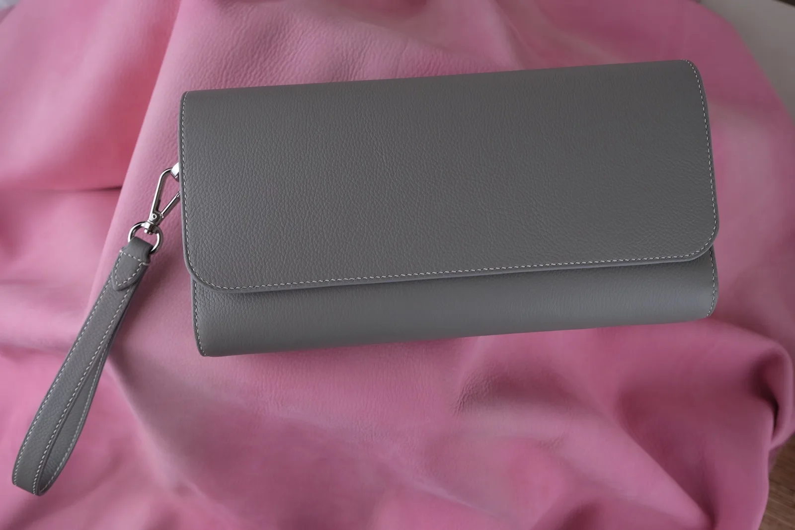 Ảnh Studio Ví clutch da Togo màu xám nắp gập kèm quai cổ tay - Koi Leather