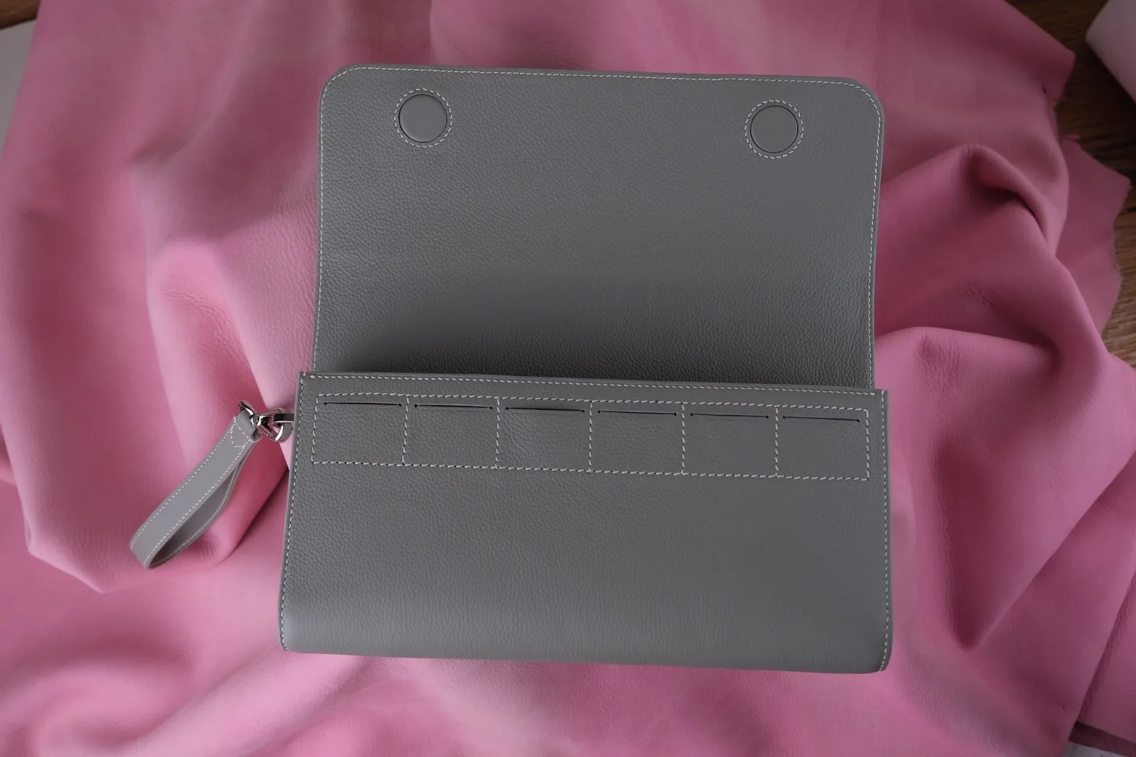 Ảnh Studio Ví clutch da Togo màu xám nắp gập kèm quai cổ tay - Koi Leather