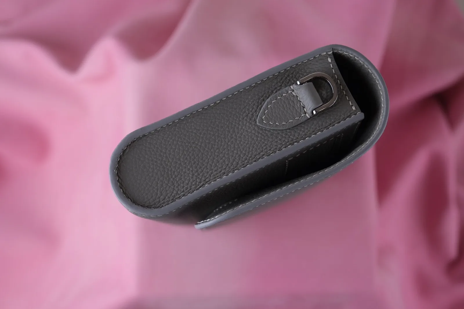 Ảnh Studio Ví clutch da Togo màu xám nắp gập kèm quai cổ tay - Koi Leather