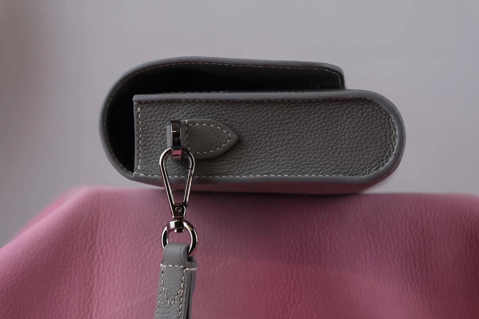 Ảnh Studio Ví clutch da Togo màu xám nắp gập kèm quai cổ tay - Koi Leather