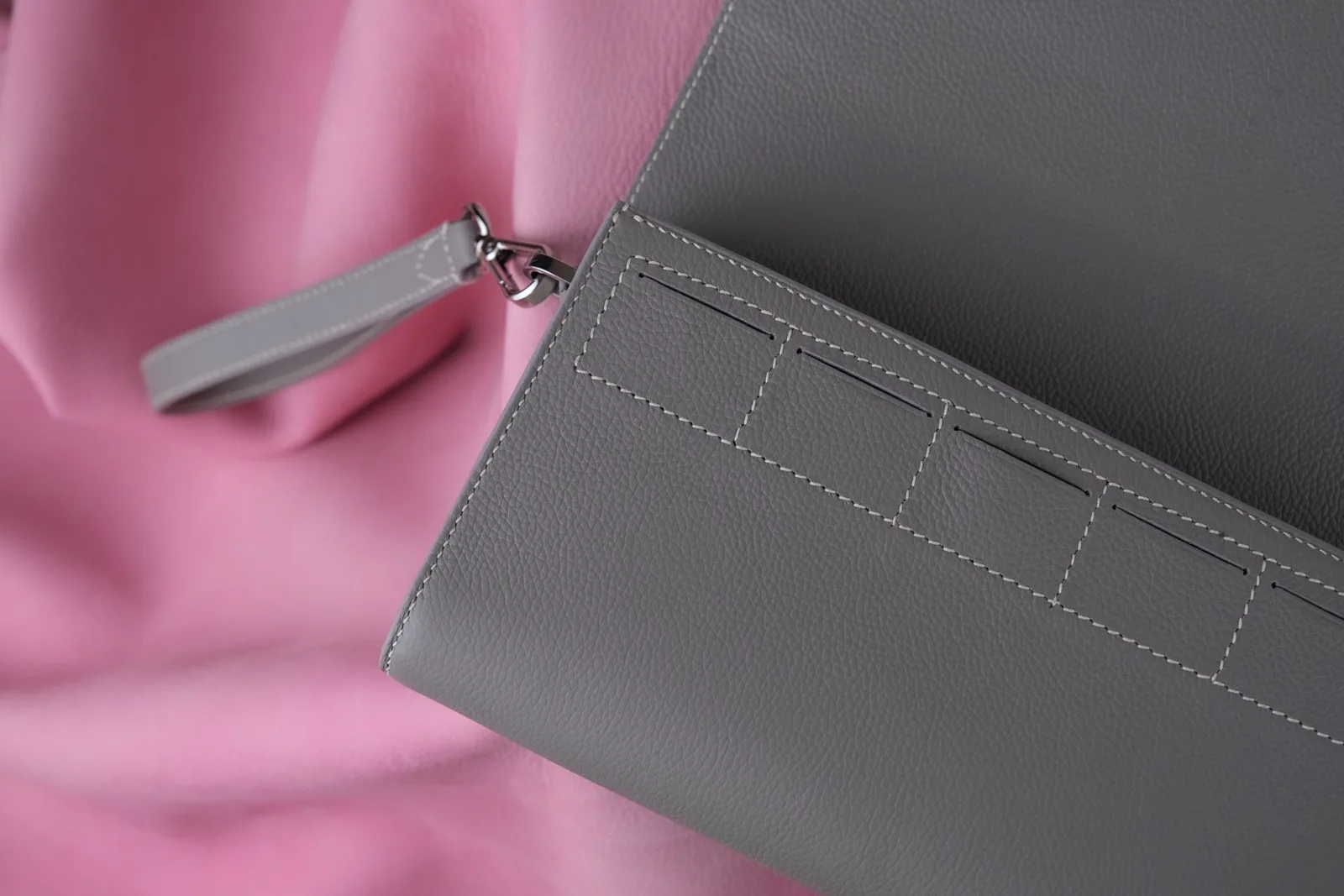 Ảnh Studio Ví clutch da Togo màu xám nắp gập kèm quai cổ tay - Koi Leather