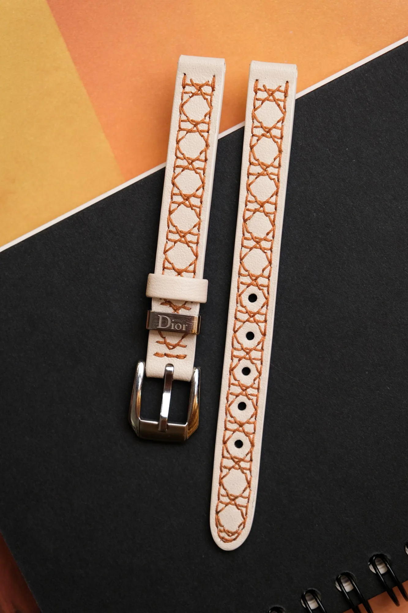 Ảnh Lifestyle Dây đồng hồ cho Dior da bò màu kem may họa tiết quả trám - Koi Leather