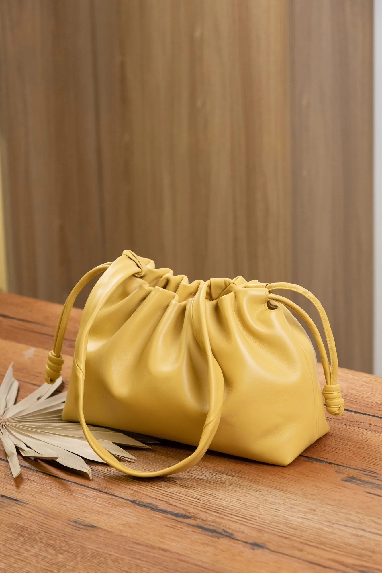 Ảnh Studio Túi xách da Swift dáng bao rút màu vàng - Koi Leather