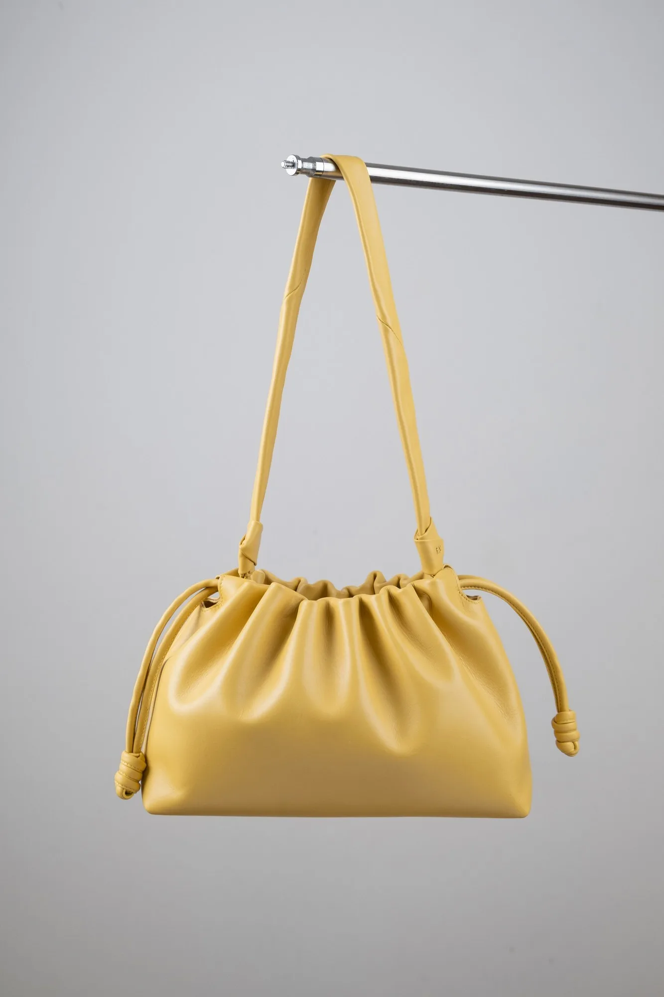 Ảnh Studio Túi xách da Swift dáng bao rút màu vàng - Koi Leather