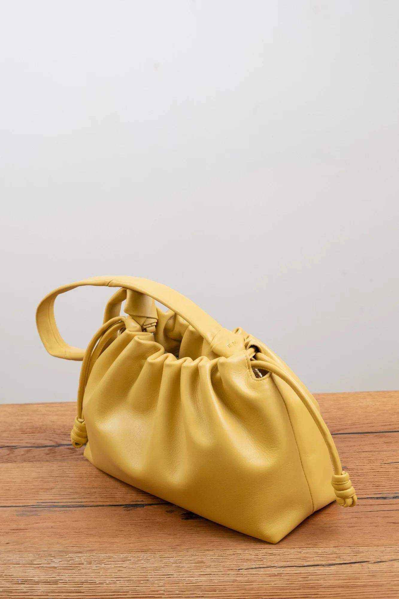 Ảnh Studio Túi xách da Swift dáng bao rút màu vàng - Koi Leather