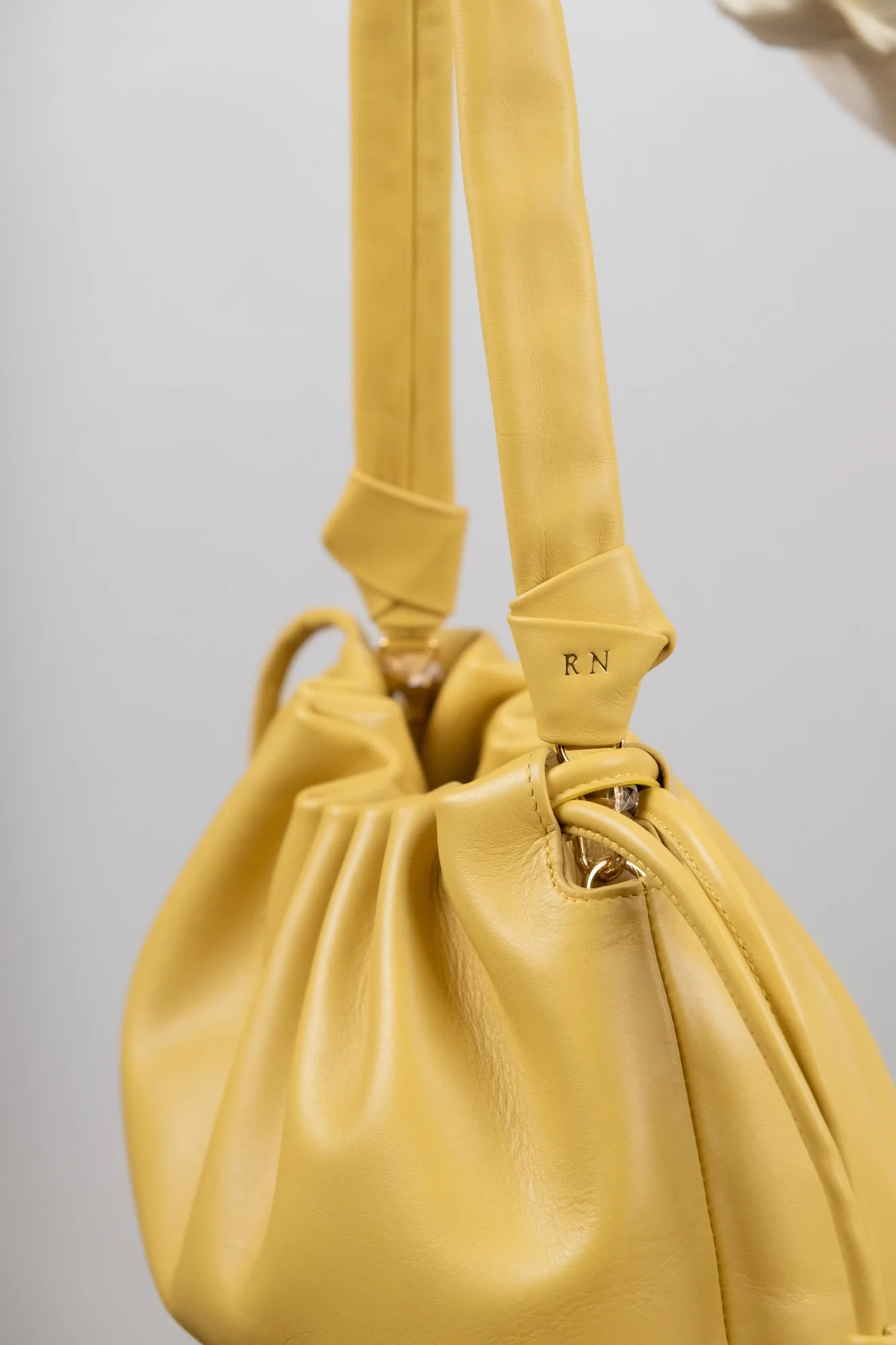 Ảnh Túi xách da Swift dáng bao rút màu vàng - Koi Leather