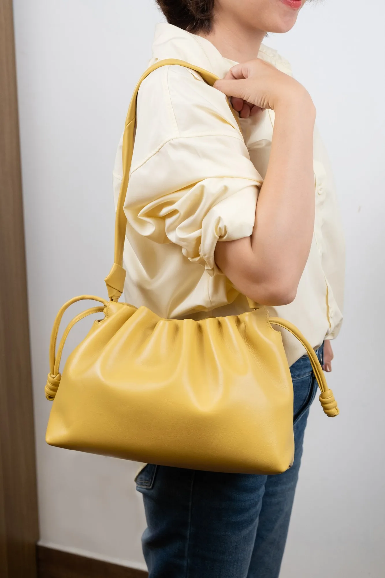 Ảnh Lifestyle Túi xách da Swift dáng bao rút màu vàng - Koi Leather