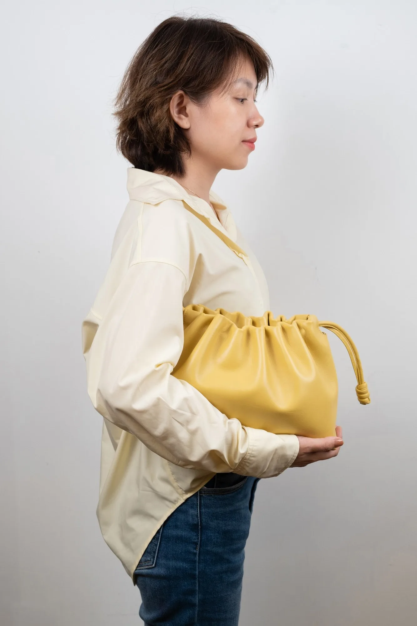 Ảnh Lifestyle Túi xách da Swift dáng bao rút màu vàng - Koi Leather