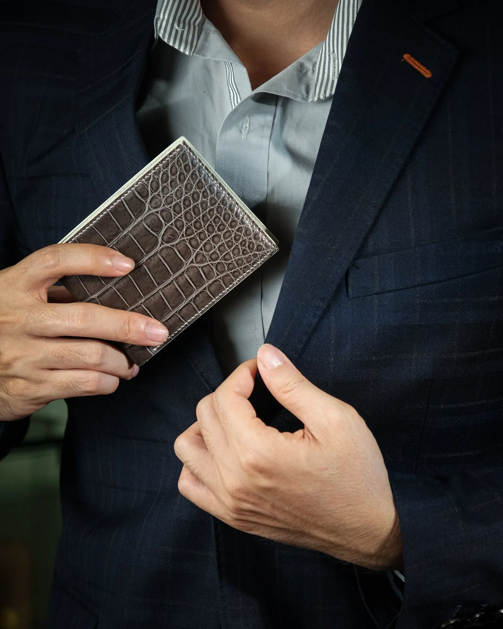 Ảnh Lifestyle Ví gập nam da cá sấu màu xám - Koi Leather