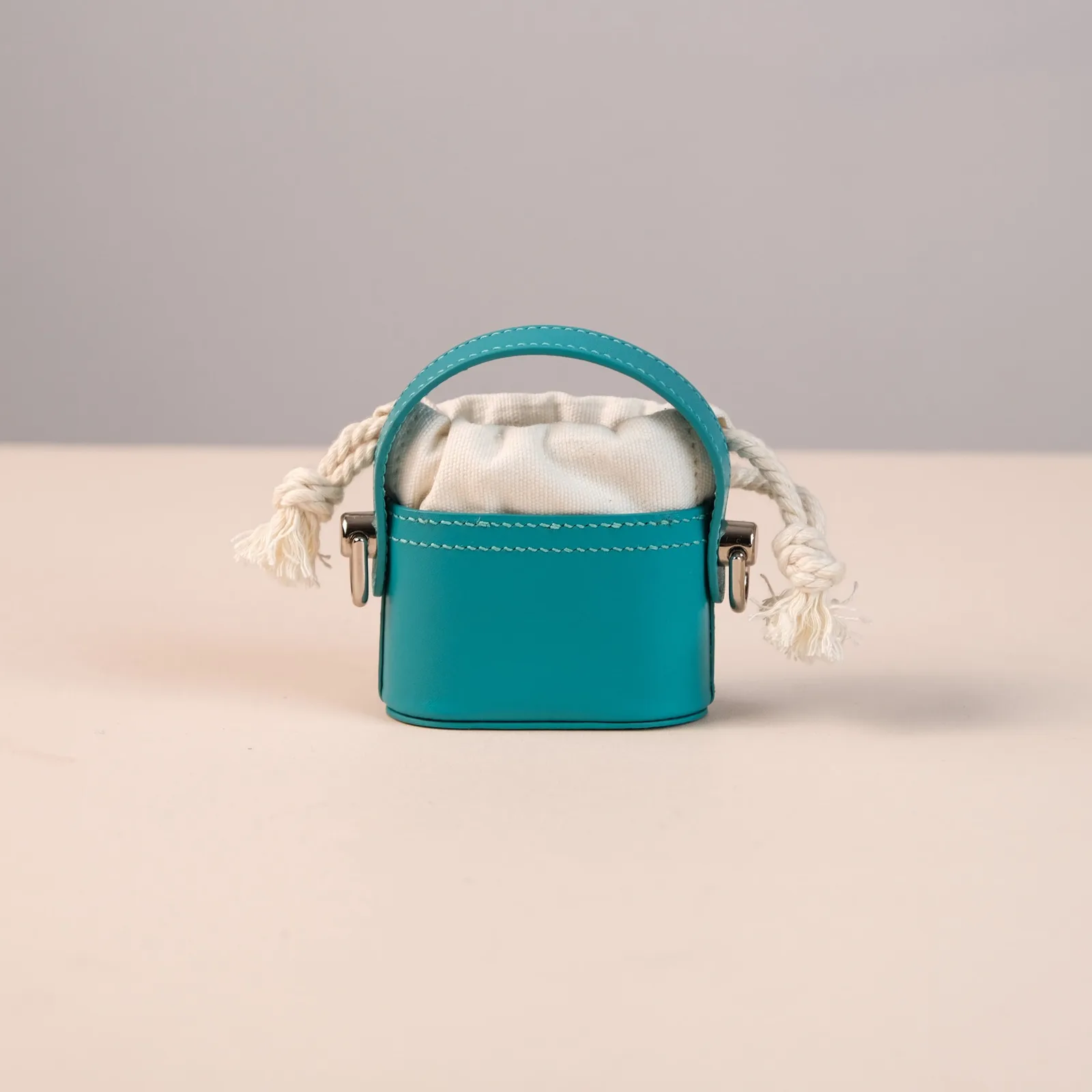 Ảnh Studio Túi da mini đựng tai nghe dáng bucket phối vải rút xanh teal - Koi Leather
