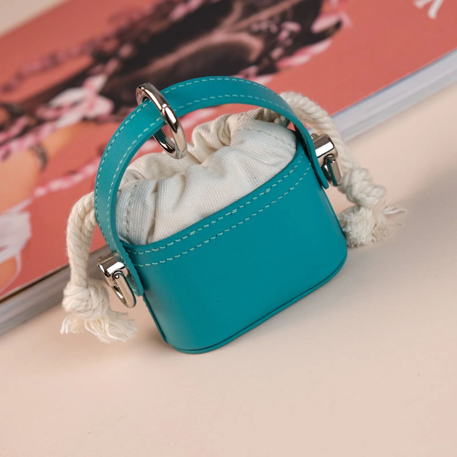 Ảnh Lifestyle Túi da mini đựng tai nghe dáng bucket phối vải rút xanh teal - Koi Leather