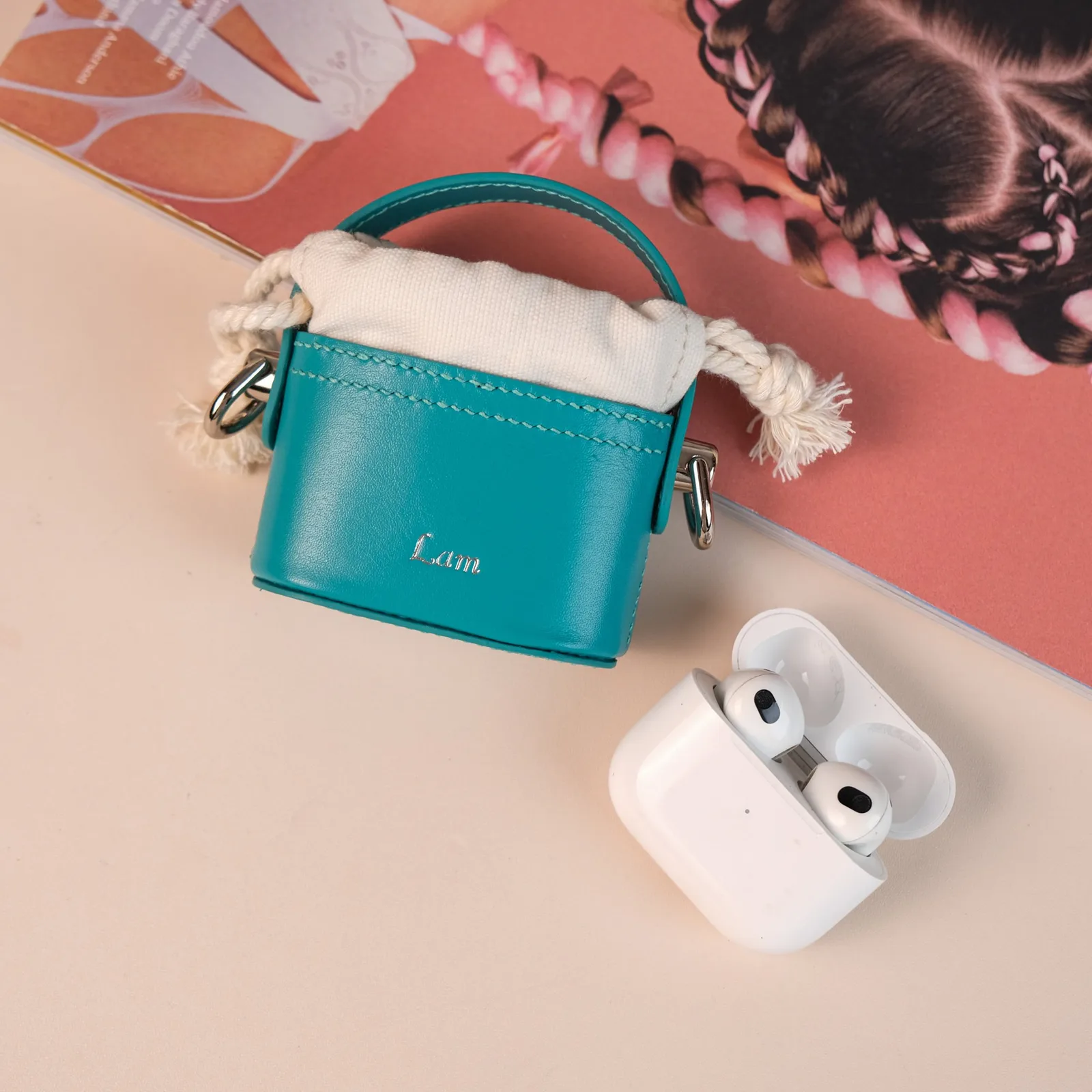 Ảnh Lifestyle Túi da mini đựng tai nghe dáng bucket phối vải rút xanh teal - Koi Leather