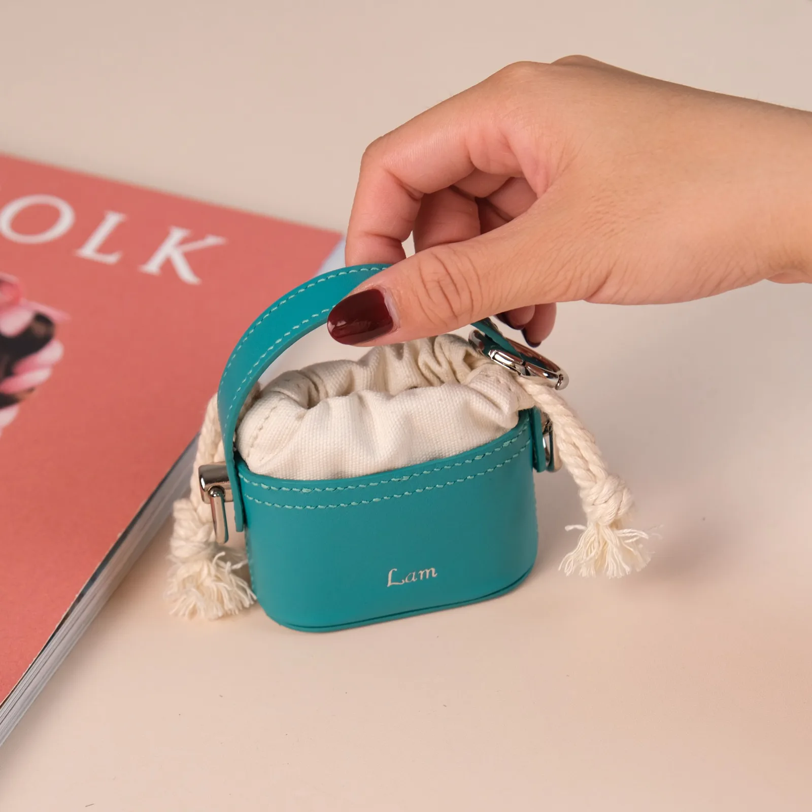 Ảnh Lifestyle Túi da mini đựng tai nghe dáng bucket phối vải rút xanh teal - Koi Leather