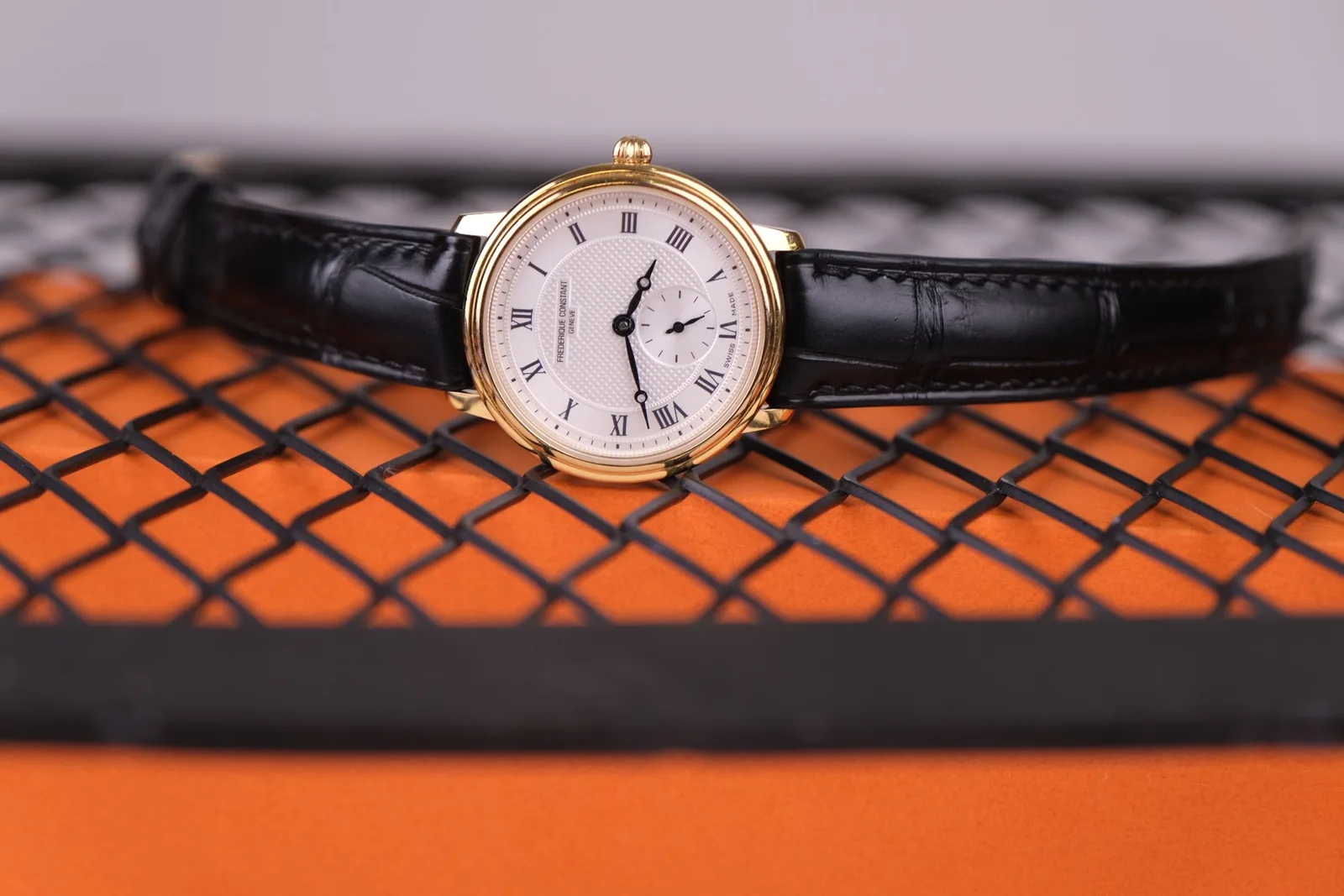 Ảnh Studio Dây đồng hồ da cá sấu cho Frederique Constant màu đen - Koi Leather
