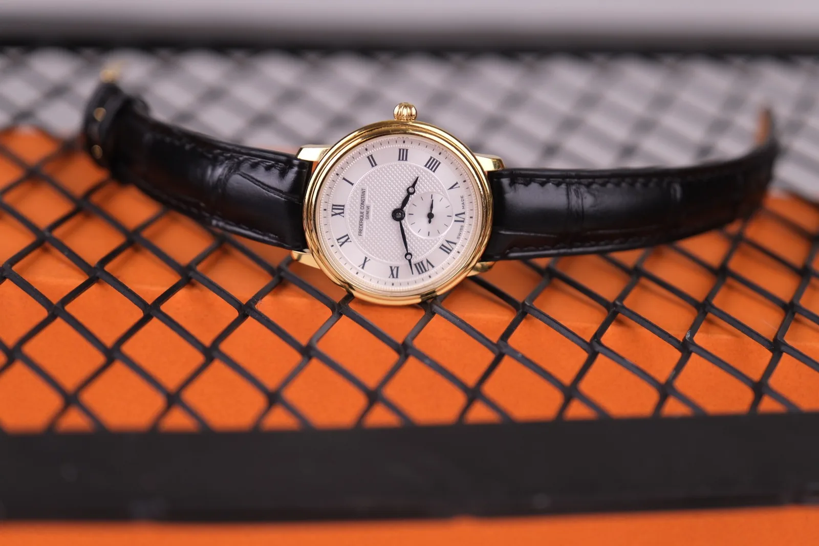 Ảnh Studio Dây đồng hồ da cá sấu cho Frederique Constant màu đen - Koi Leather