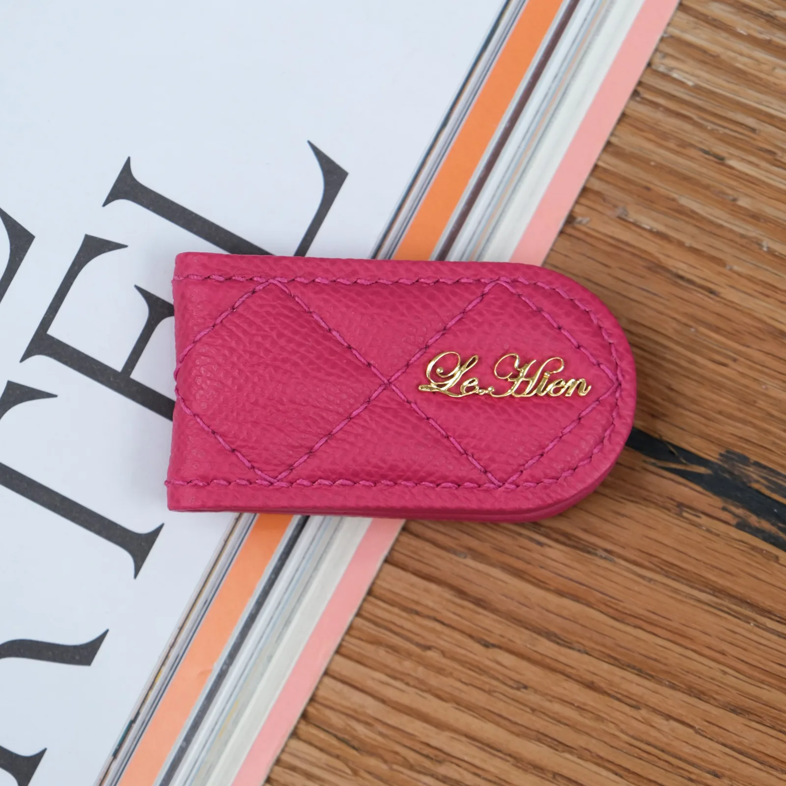 Ảnh Lifestyle Kẹp tiền nam châm da Epsom chần trám màu hồng - Koi Leather