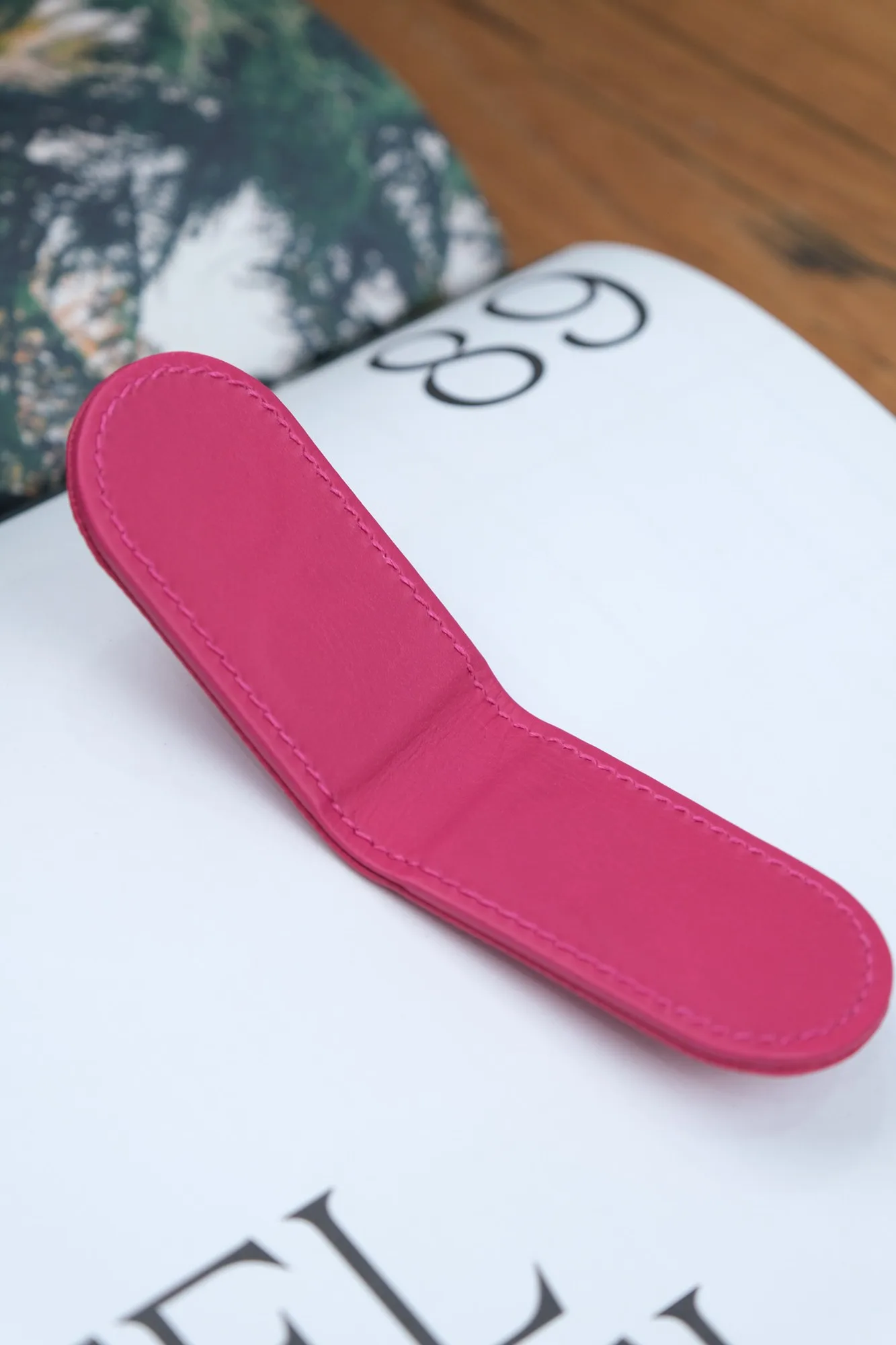 Ảnh Lifestyle Kẹp tiền nam châm da Epsom chần trám màu hồng - Koi Leather