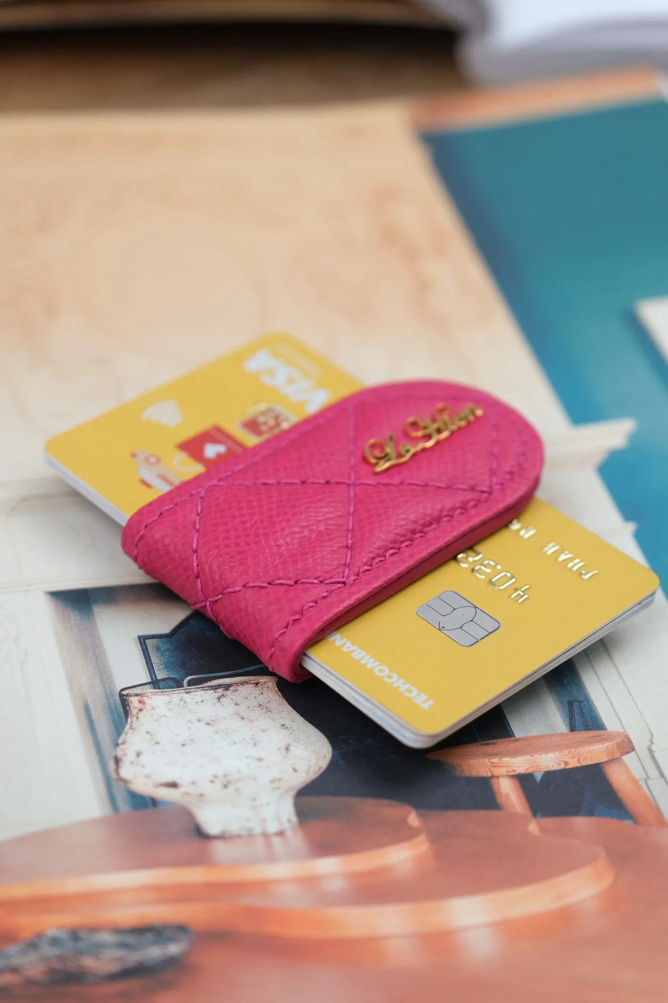 Ảnh Lifestyle Kẹp tiền nam châm da Epsom chần trám màu hồng - Koi Leather