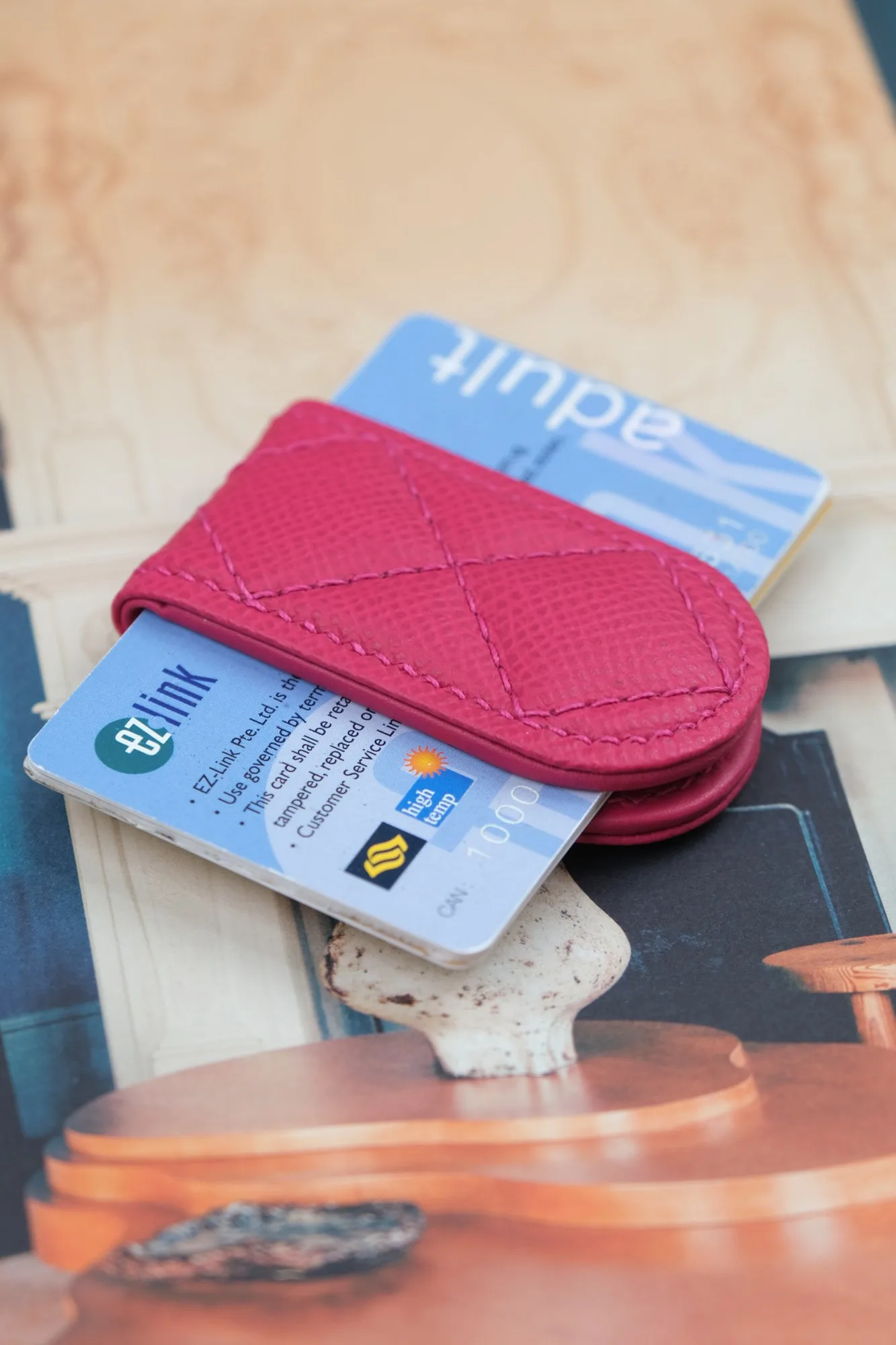 Ảnh Lifestyle Kẹp tiền nam châm da Epsom chần trám màu hồng - Koi Leather